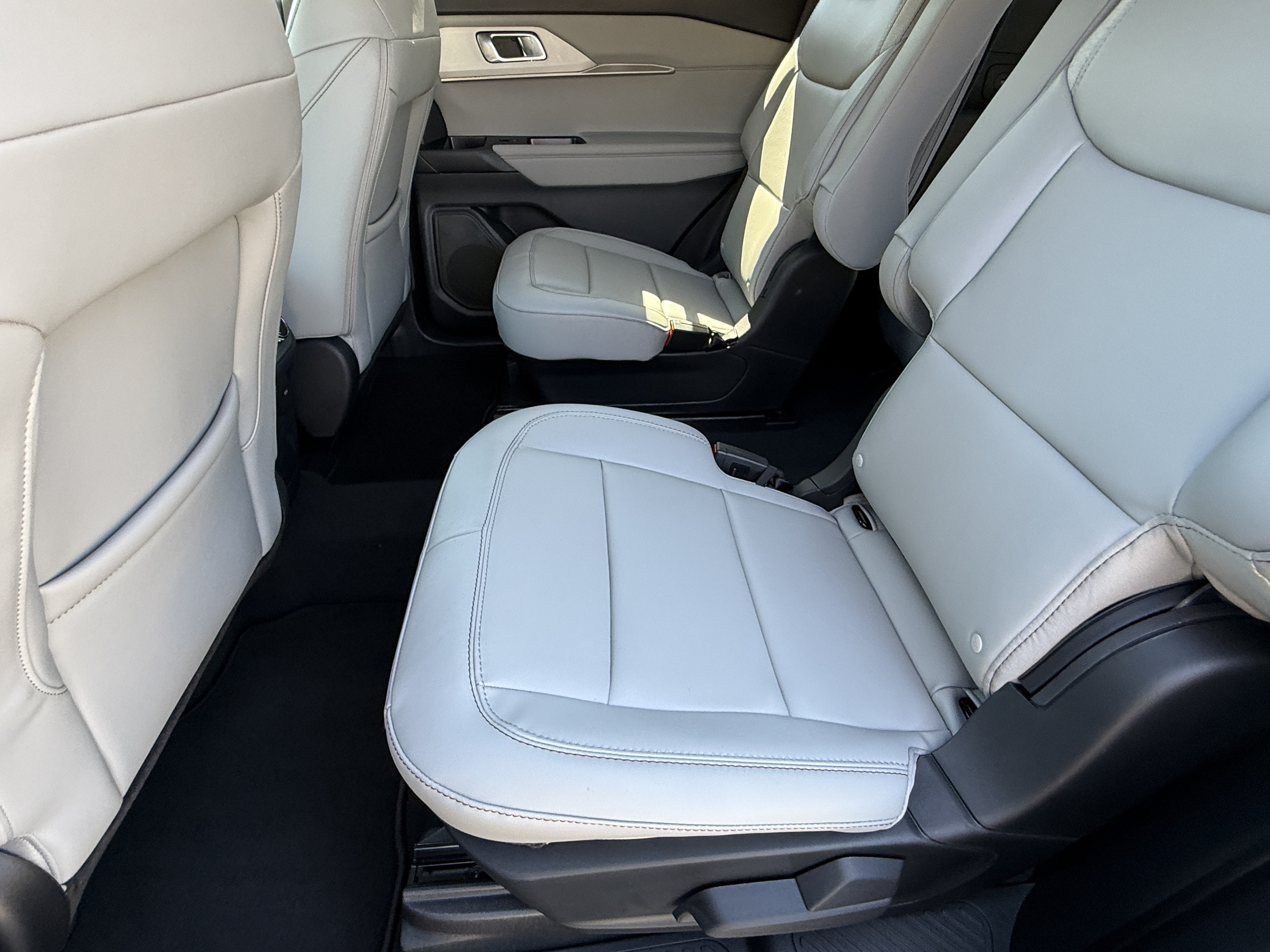 2027 Ford Explorer Active w/200A Pkg