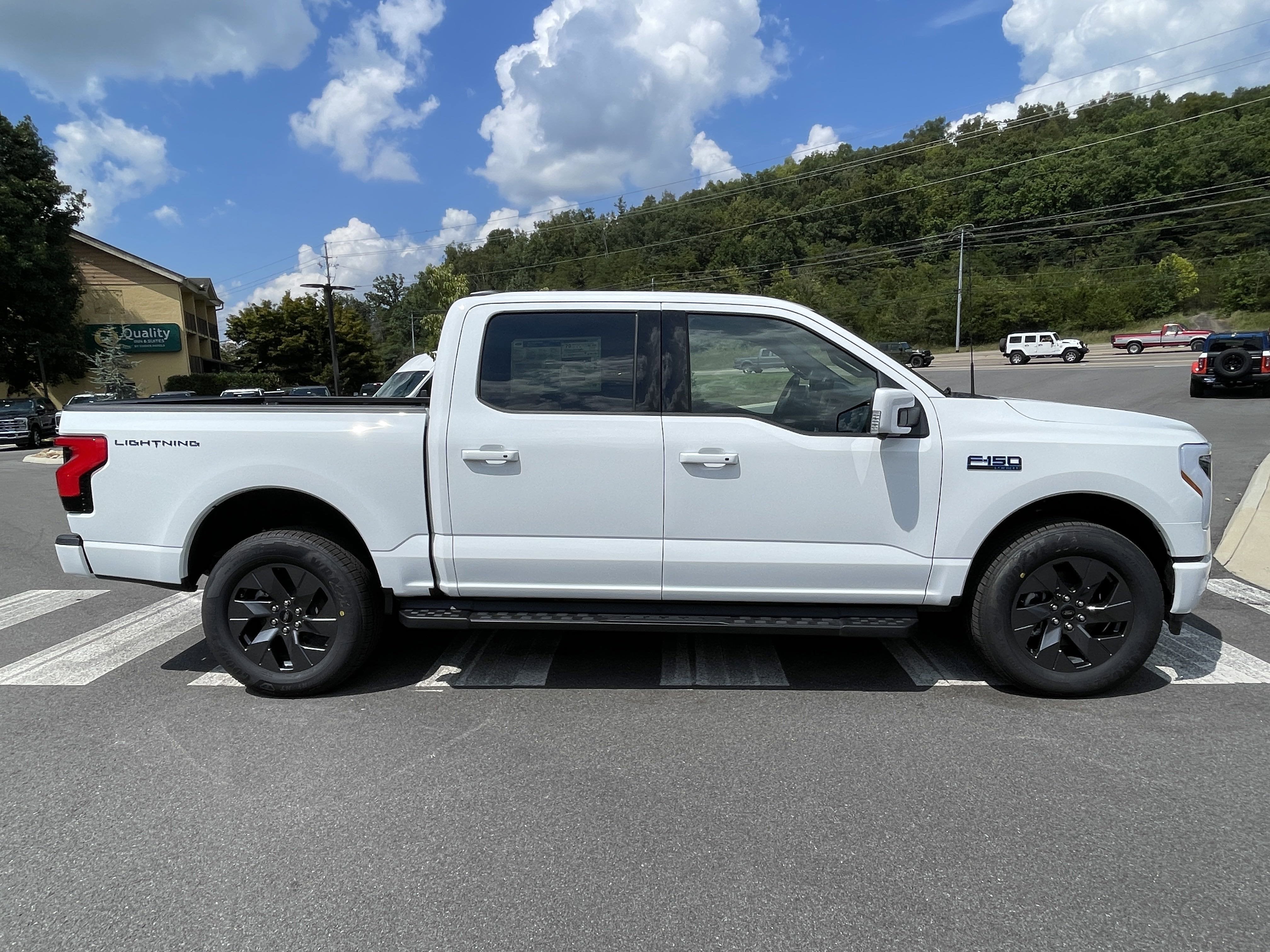 2025 Ford F-150 Lightning LARIAT