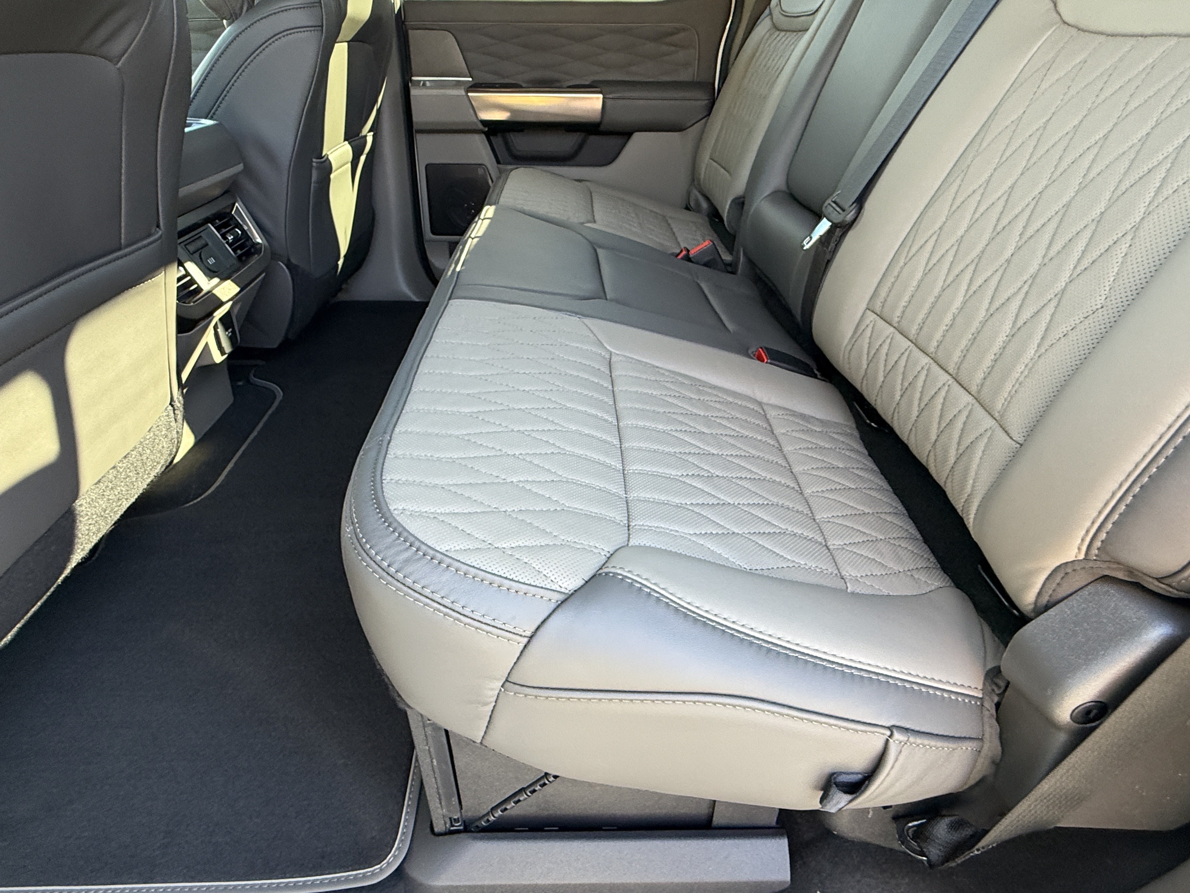 2027 Ford Super Duty F-350 SRW Platinum