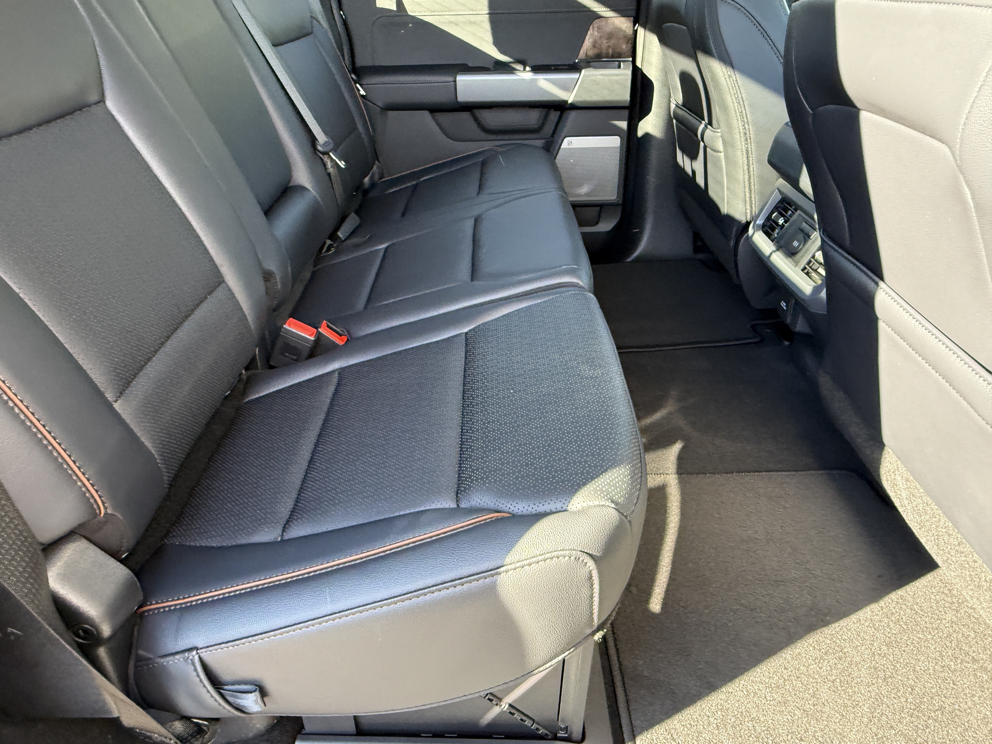 2027 Ford Super Duty F-350 SRW LARIAT