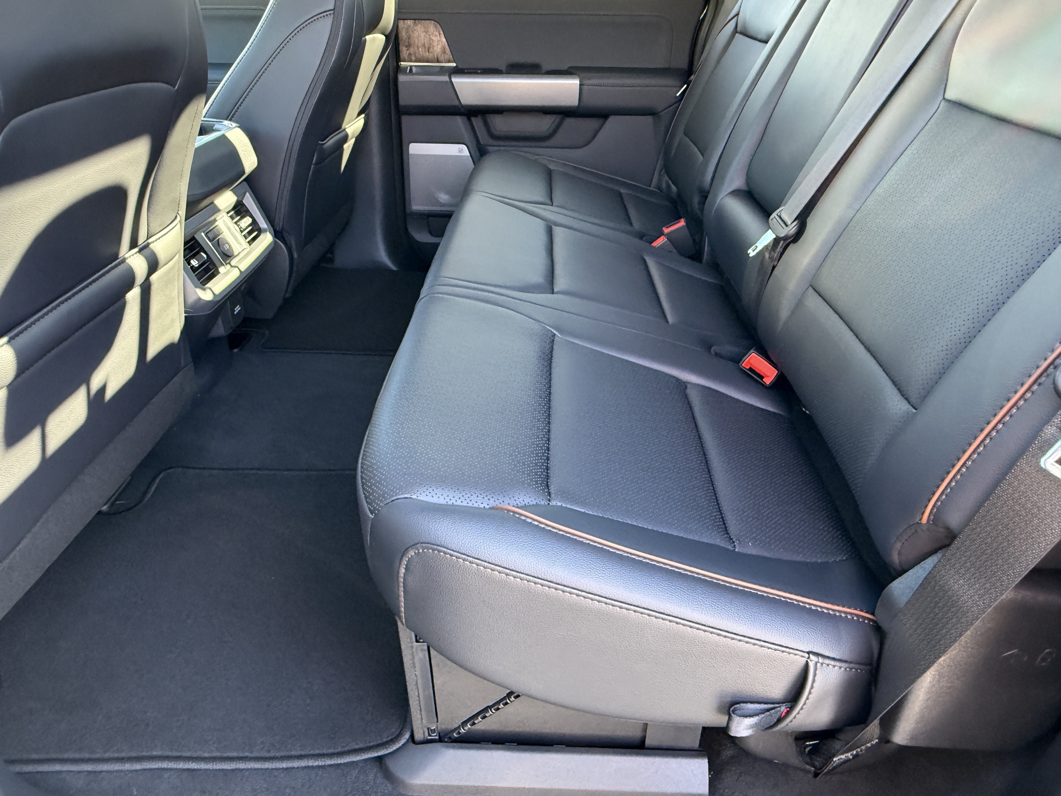 2027 Ford Super Duty F-350 SRW LARIAT