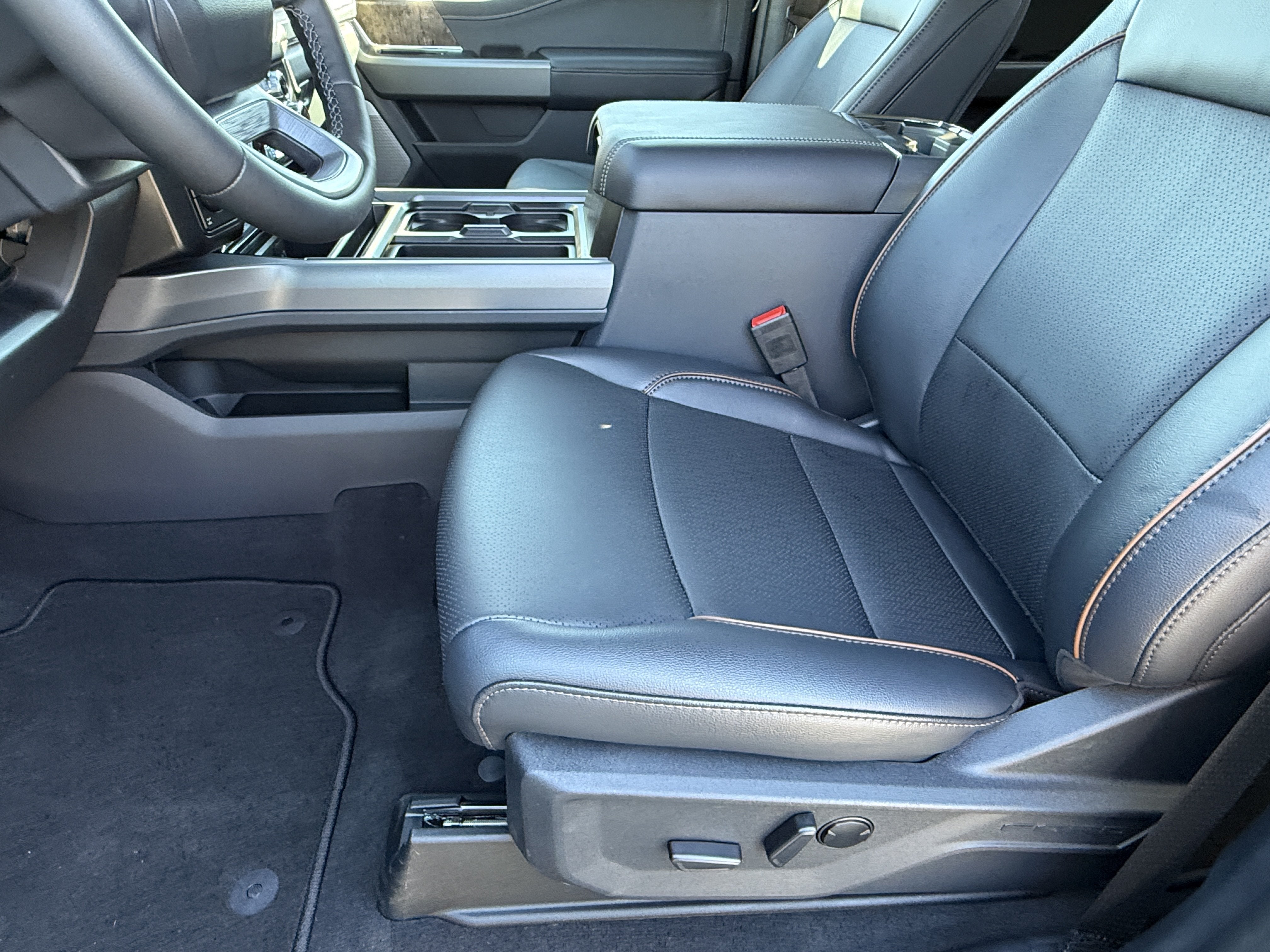 2027 Ford Super Duty F-350 SRW LARIAT