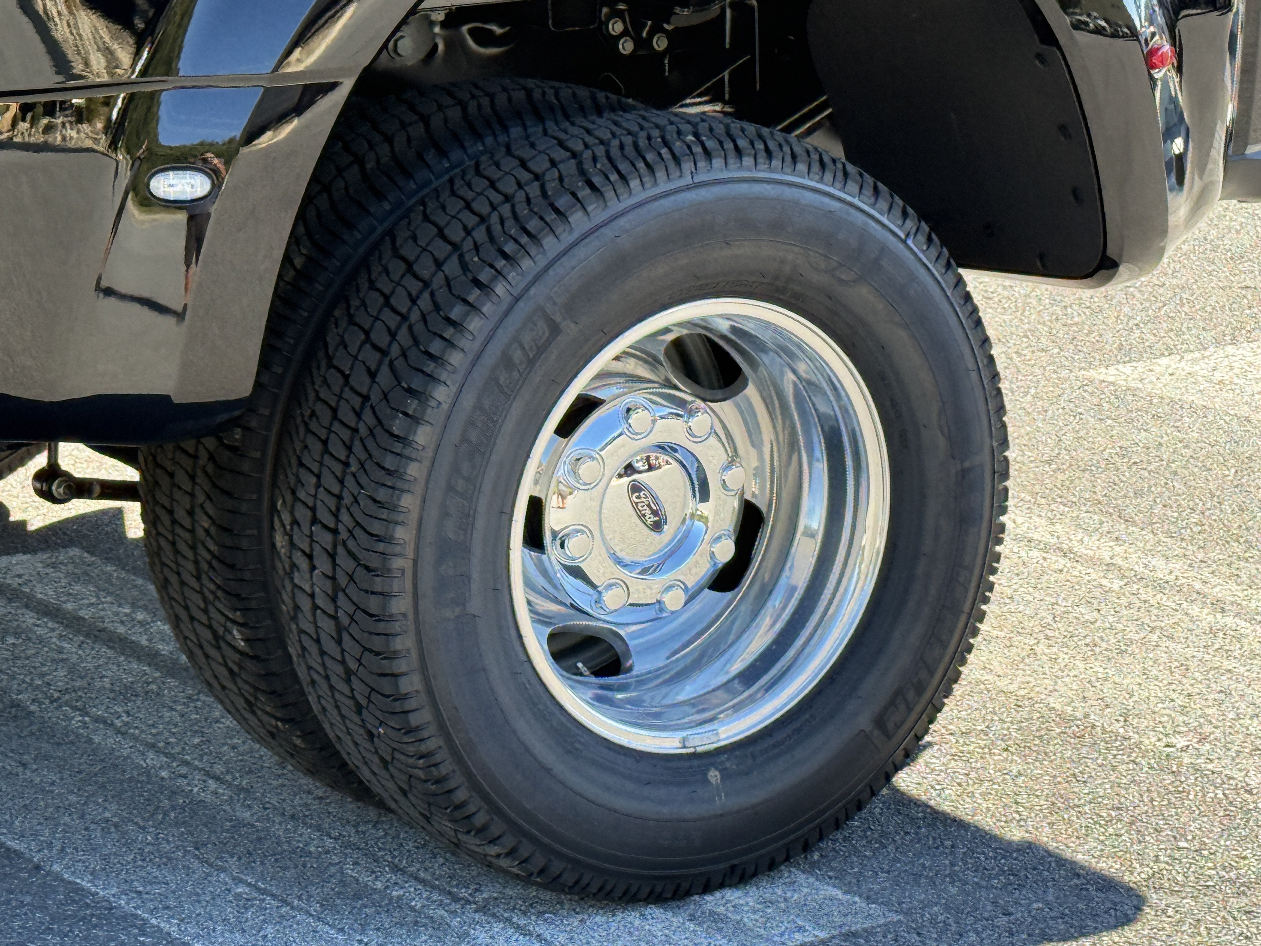 2027 Ford Super Duty F-350 DRW LARIAT