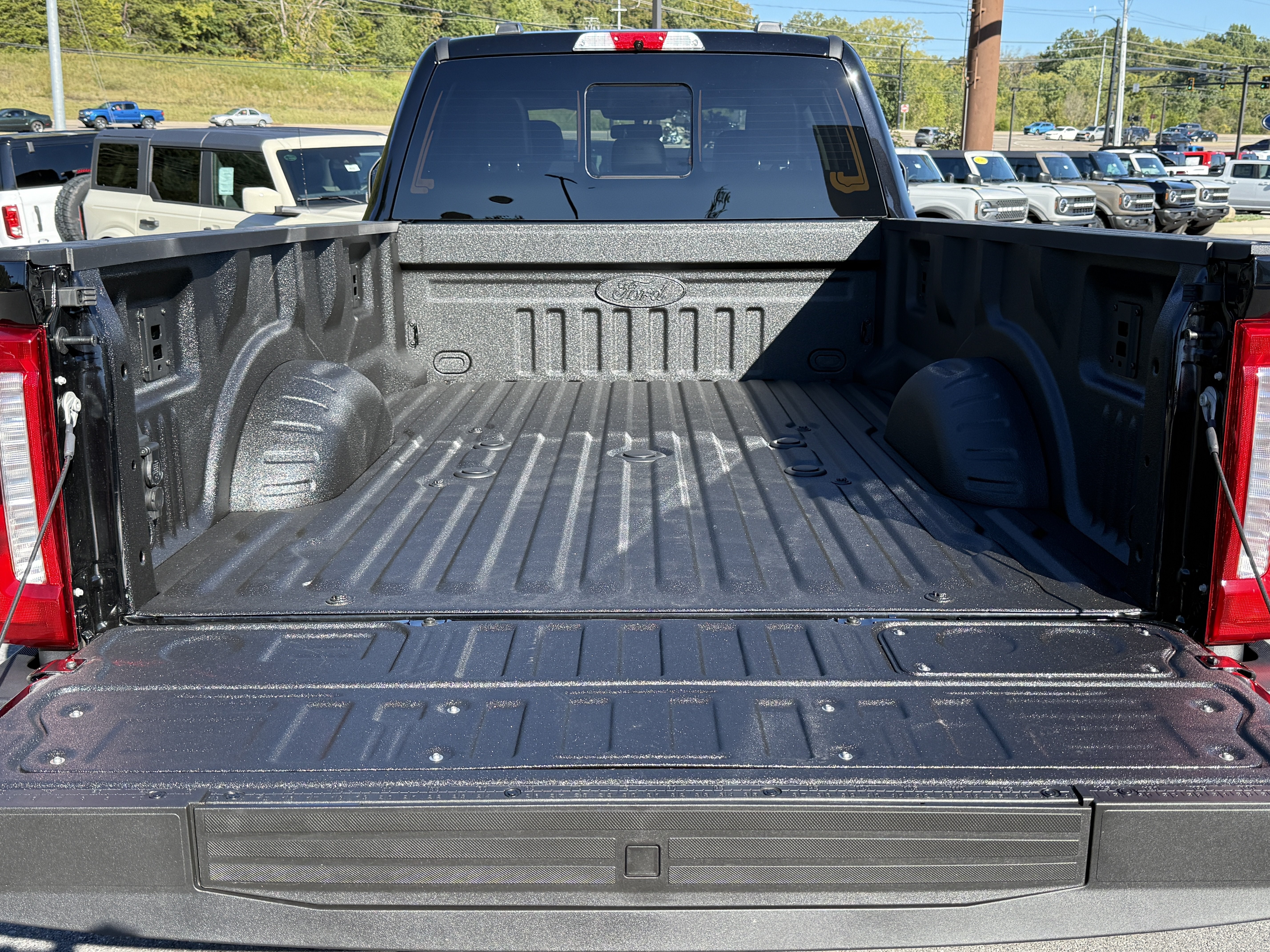 2027 Ford Super Duty F-350 DRW LARIAT