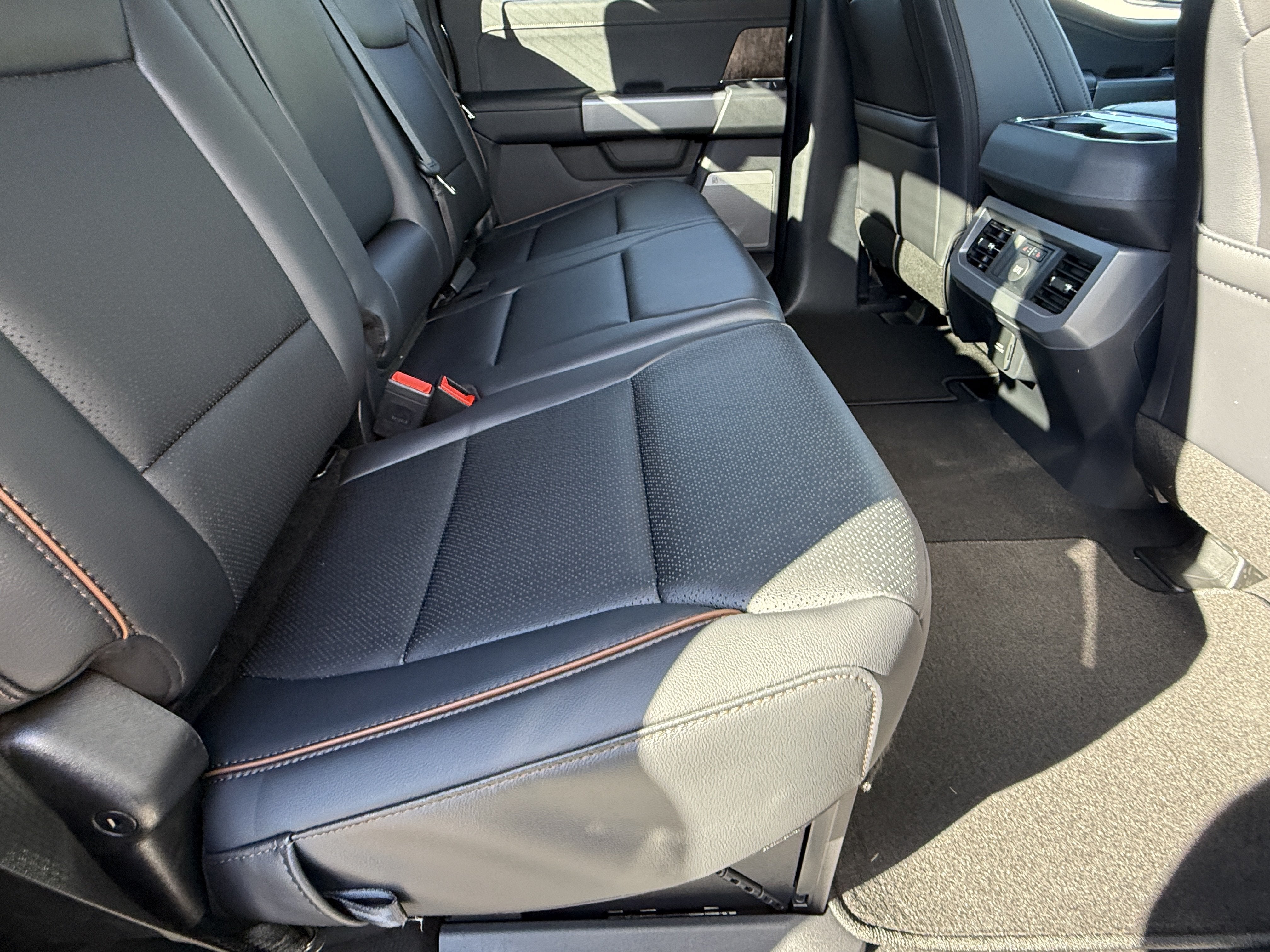 2027 Ford Super Duty F-350 DRW LARIAT