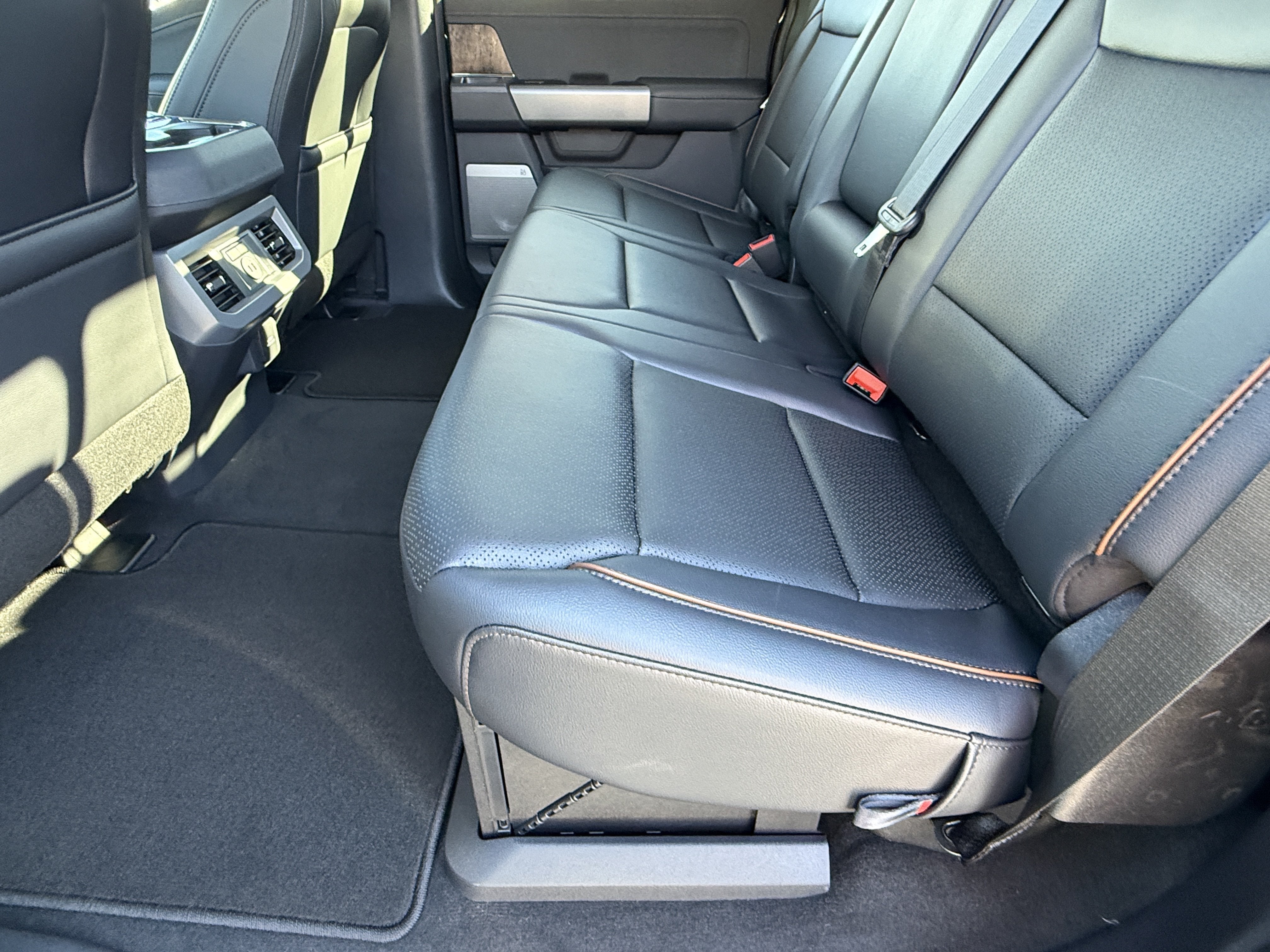 2027 Ford Super Duty F-350 DRW LARIAT