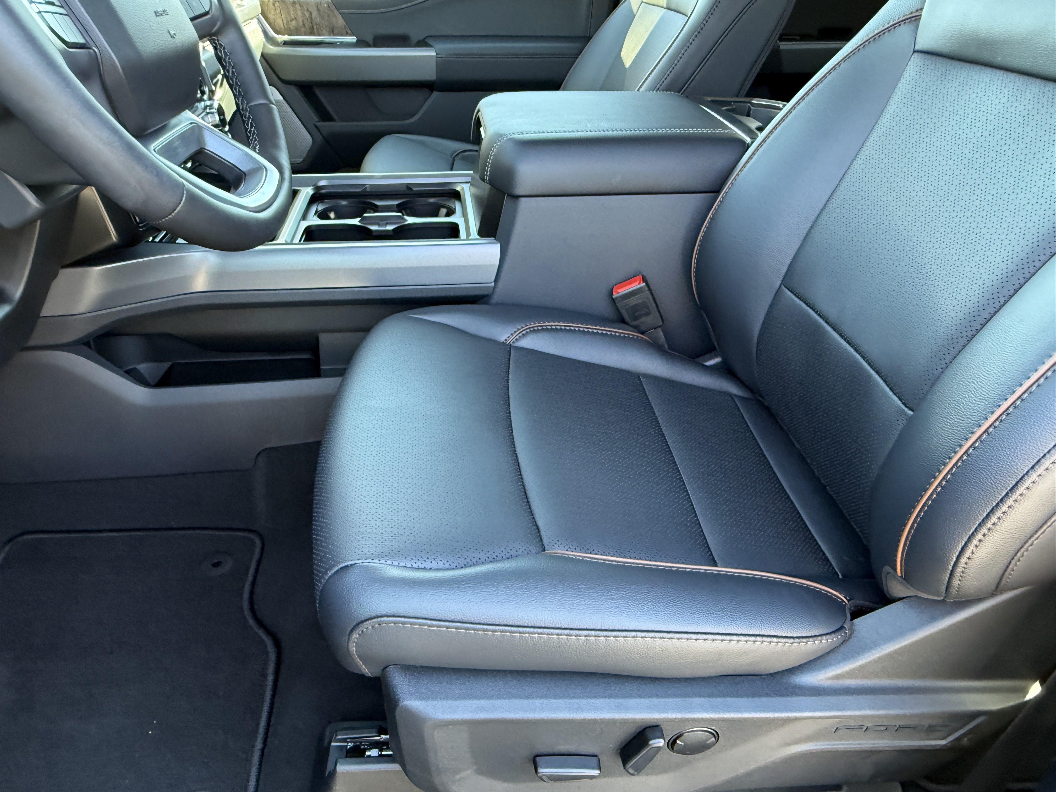 2027 Ford Super Duty F-350 DRW LARIAT