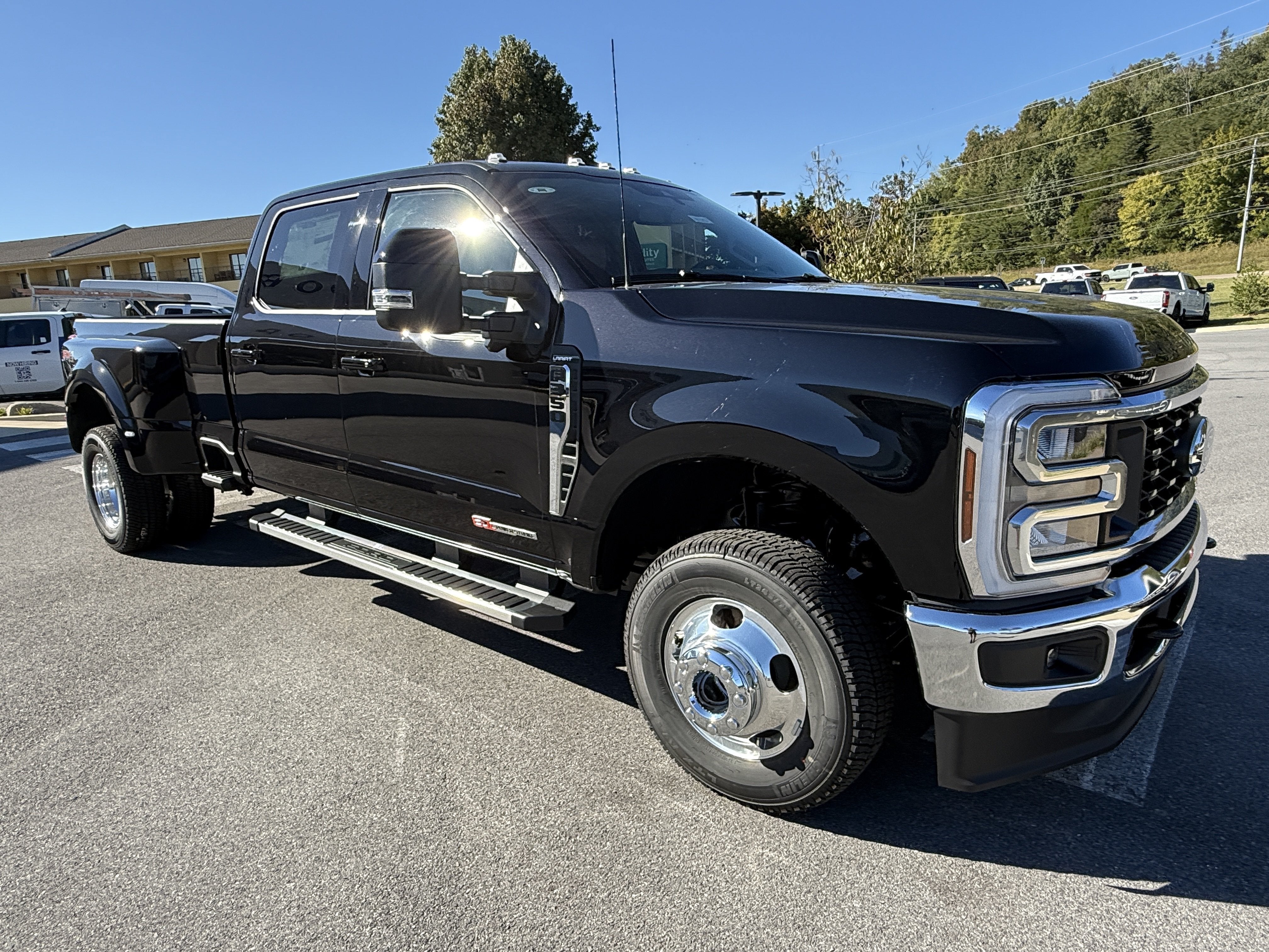 2027 Ford Super Duty F-350 DRW LARIAT