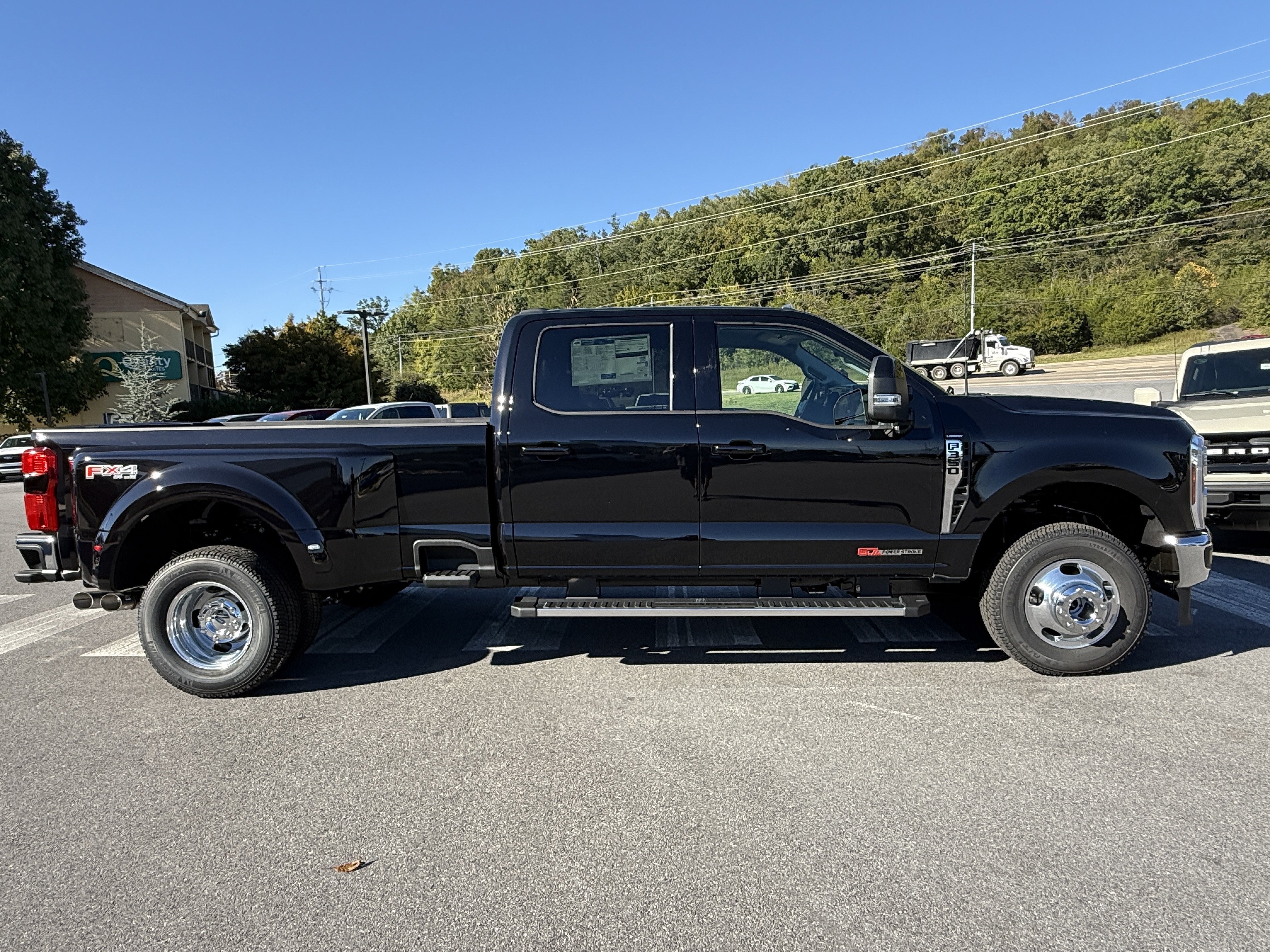 2027 Ford Super Duty F-350 DRW LARIAT