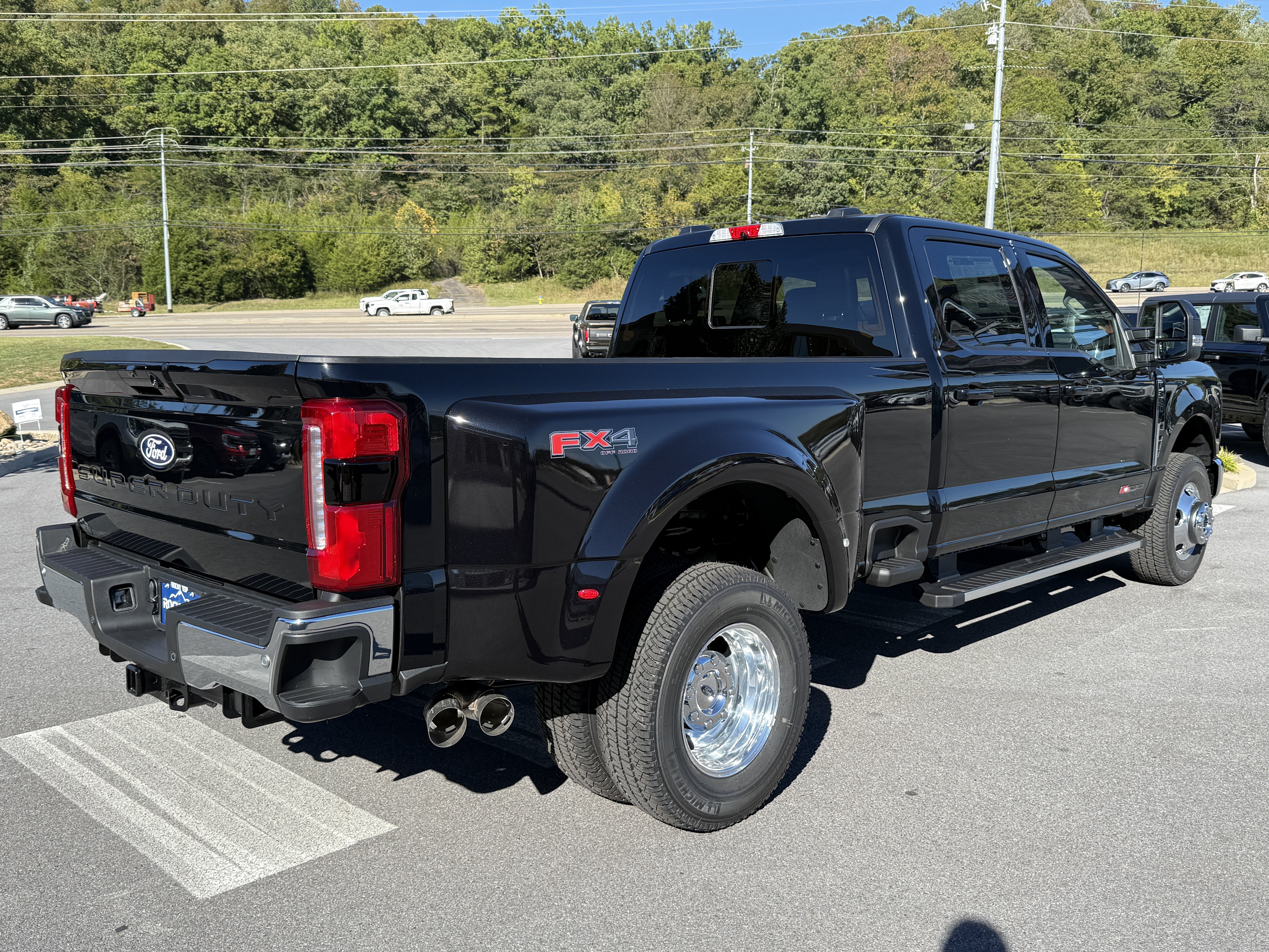 2027 Ford Super Duty F-350 DRW LARIAT