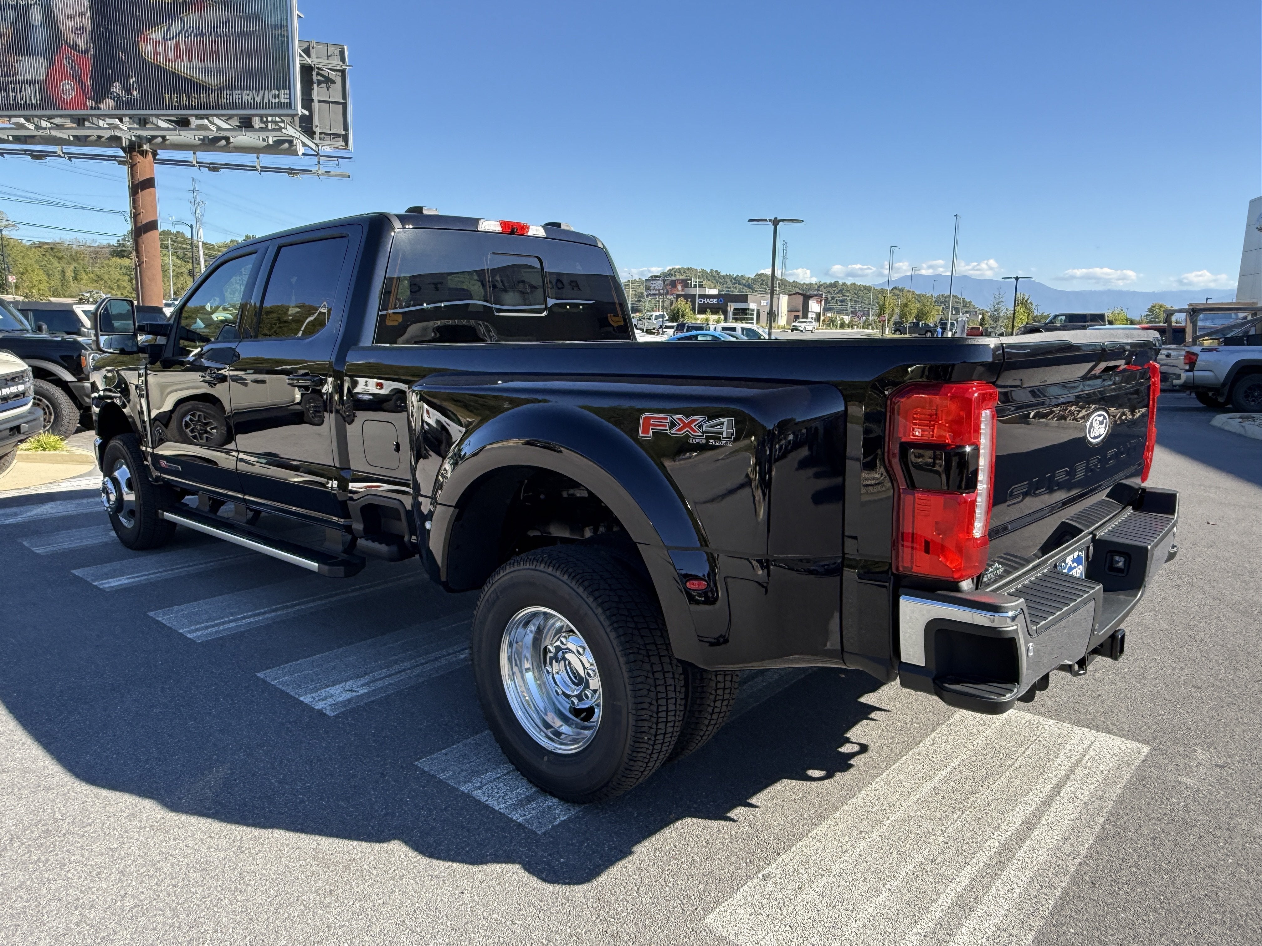 2027 Ford Super Duty F-350 DRW LARIAT