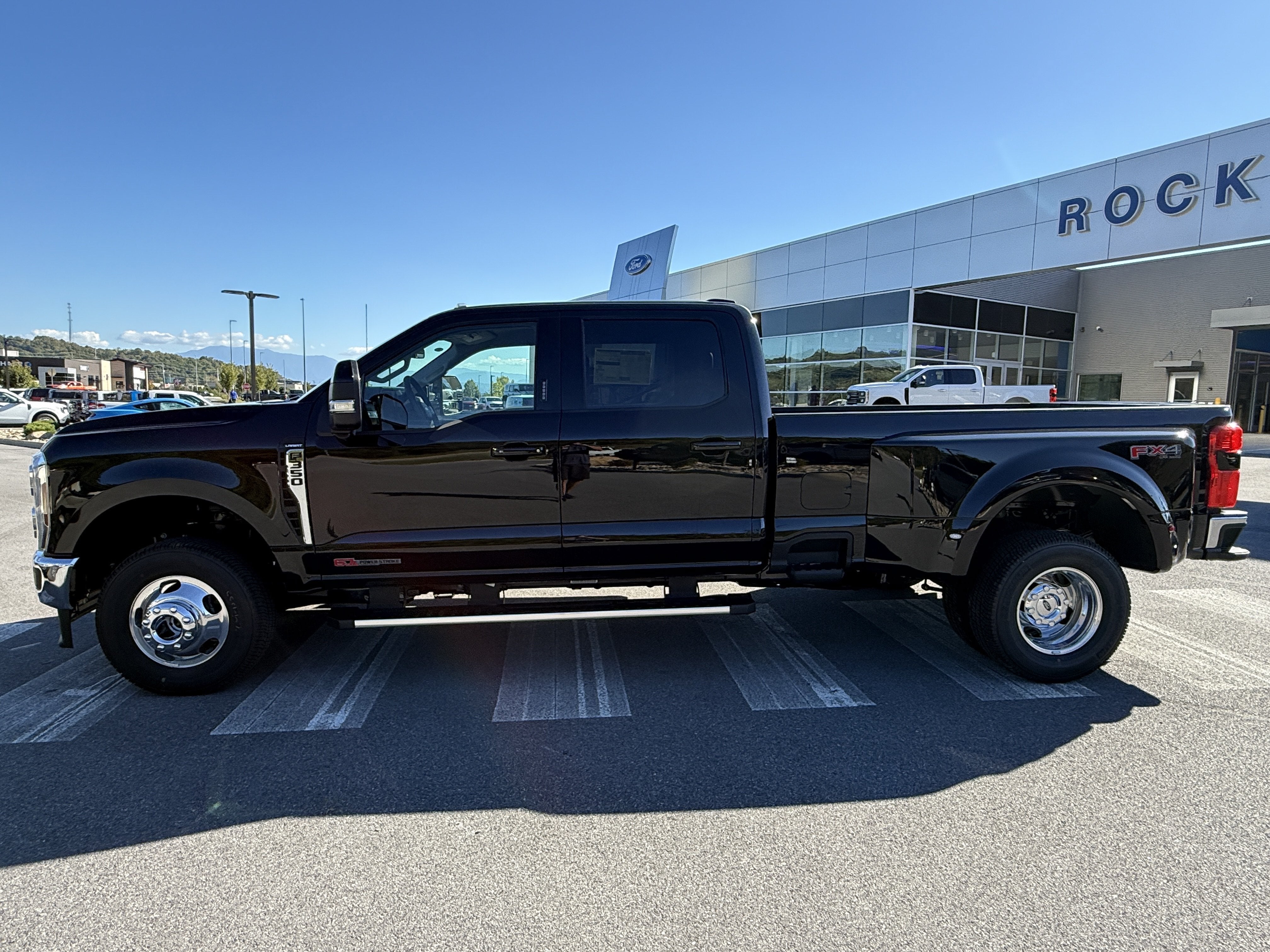 2027 Ford Super Duty F-350 DRW LARIAT