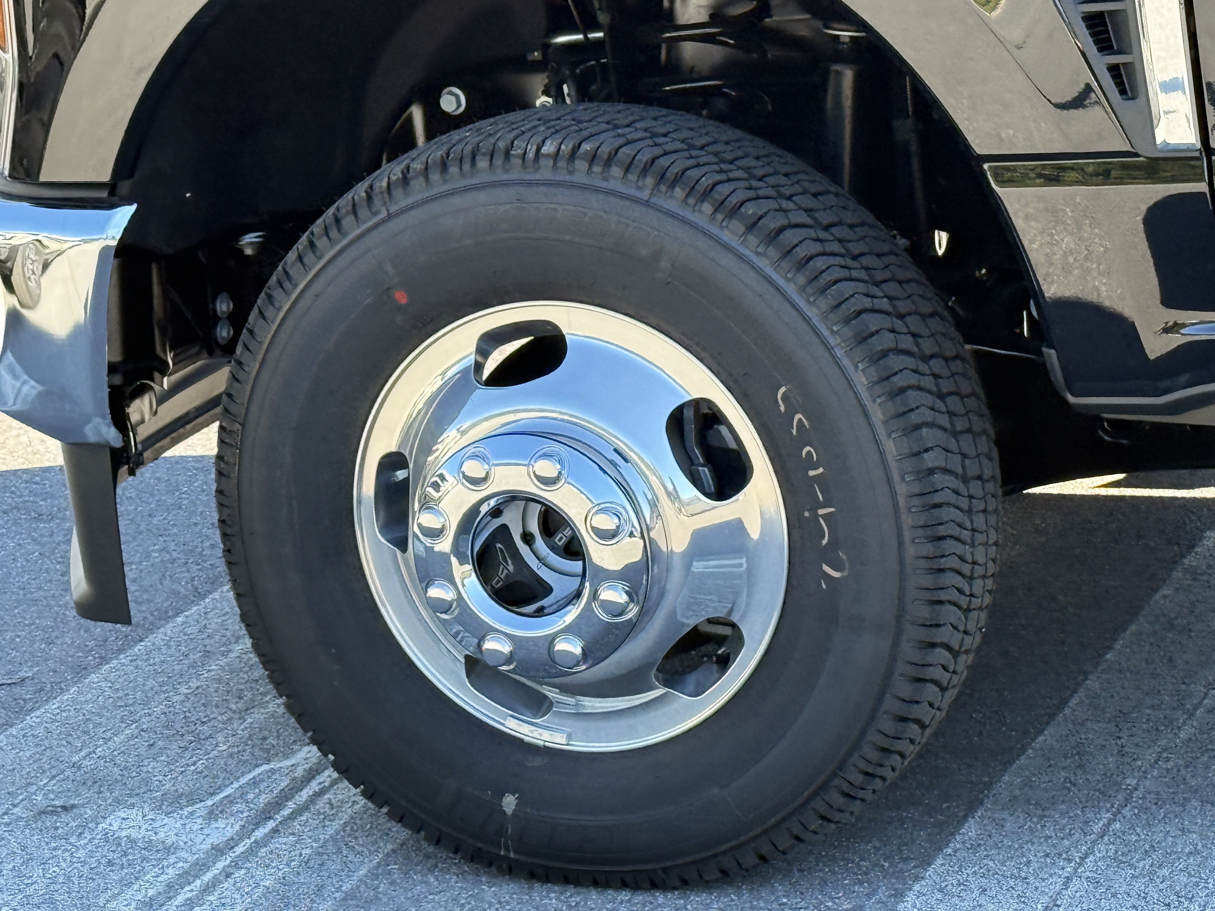 2027 Ford Super Duty F-350 DRW LARIAT