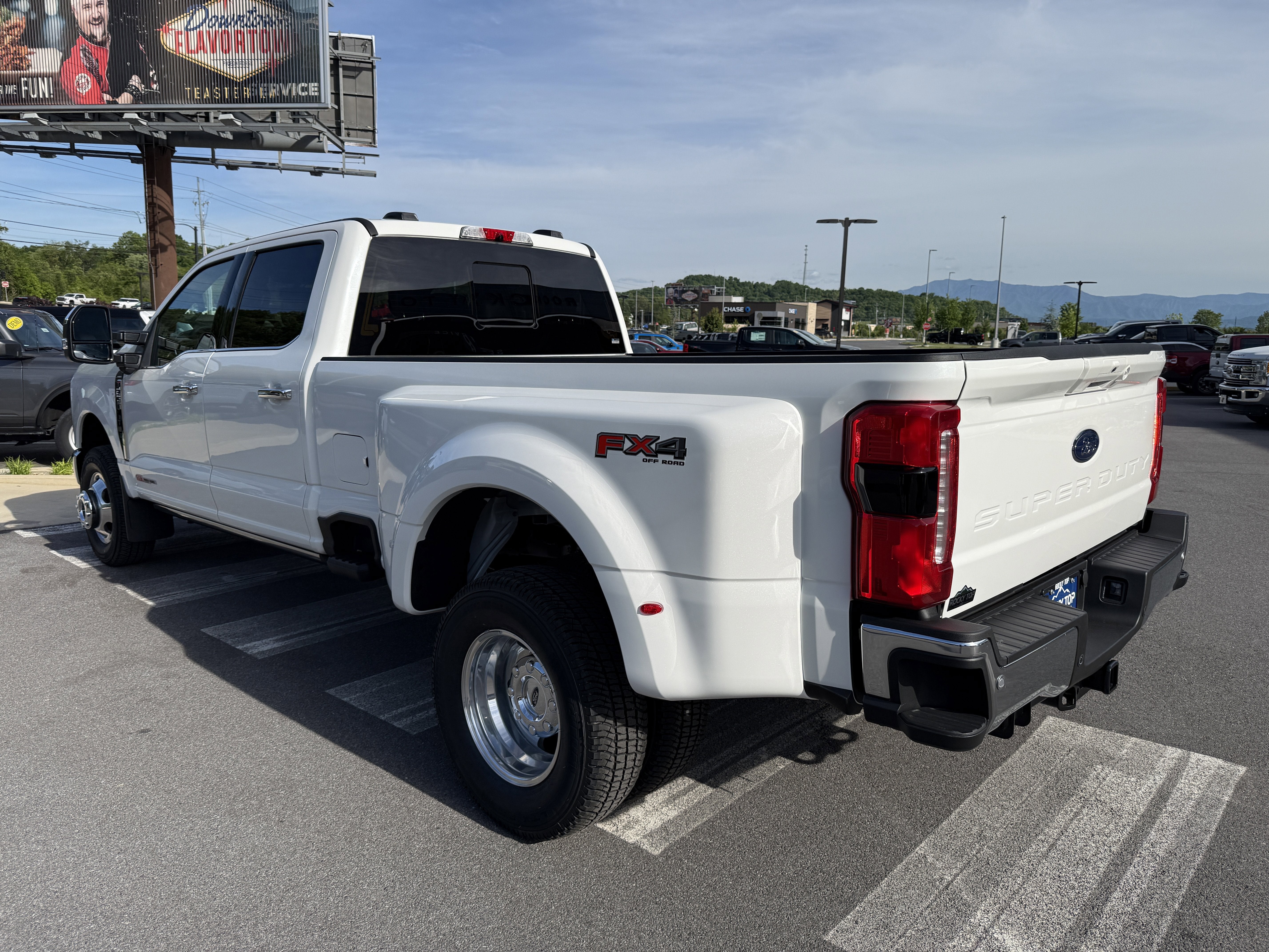 2026 Ford Super Duty F-350 DRW LARIAT