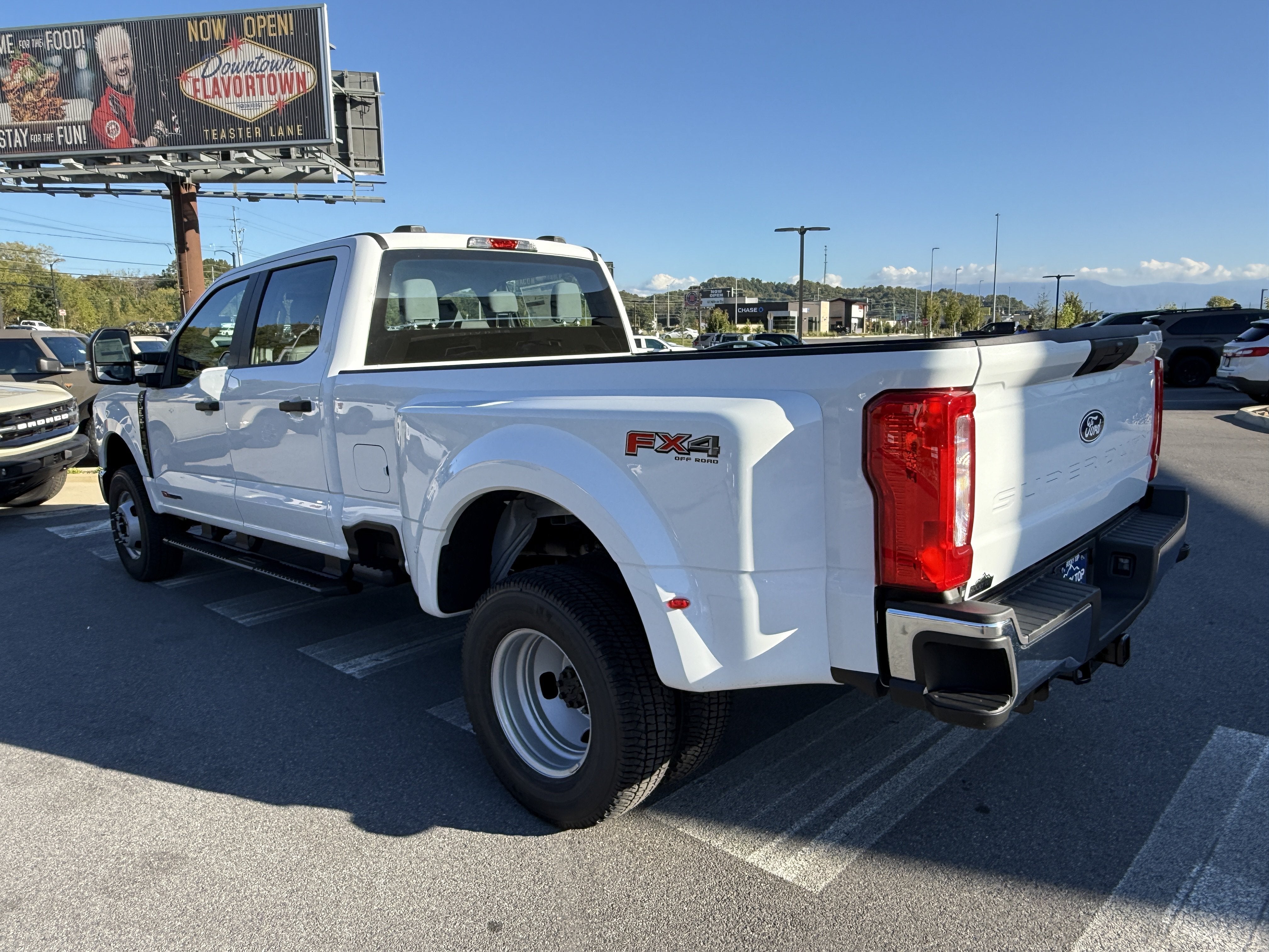2027 Ford Super Duty F-350 DRW XL