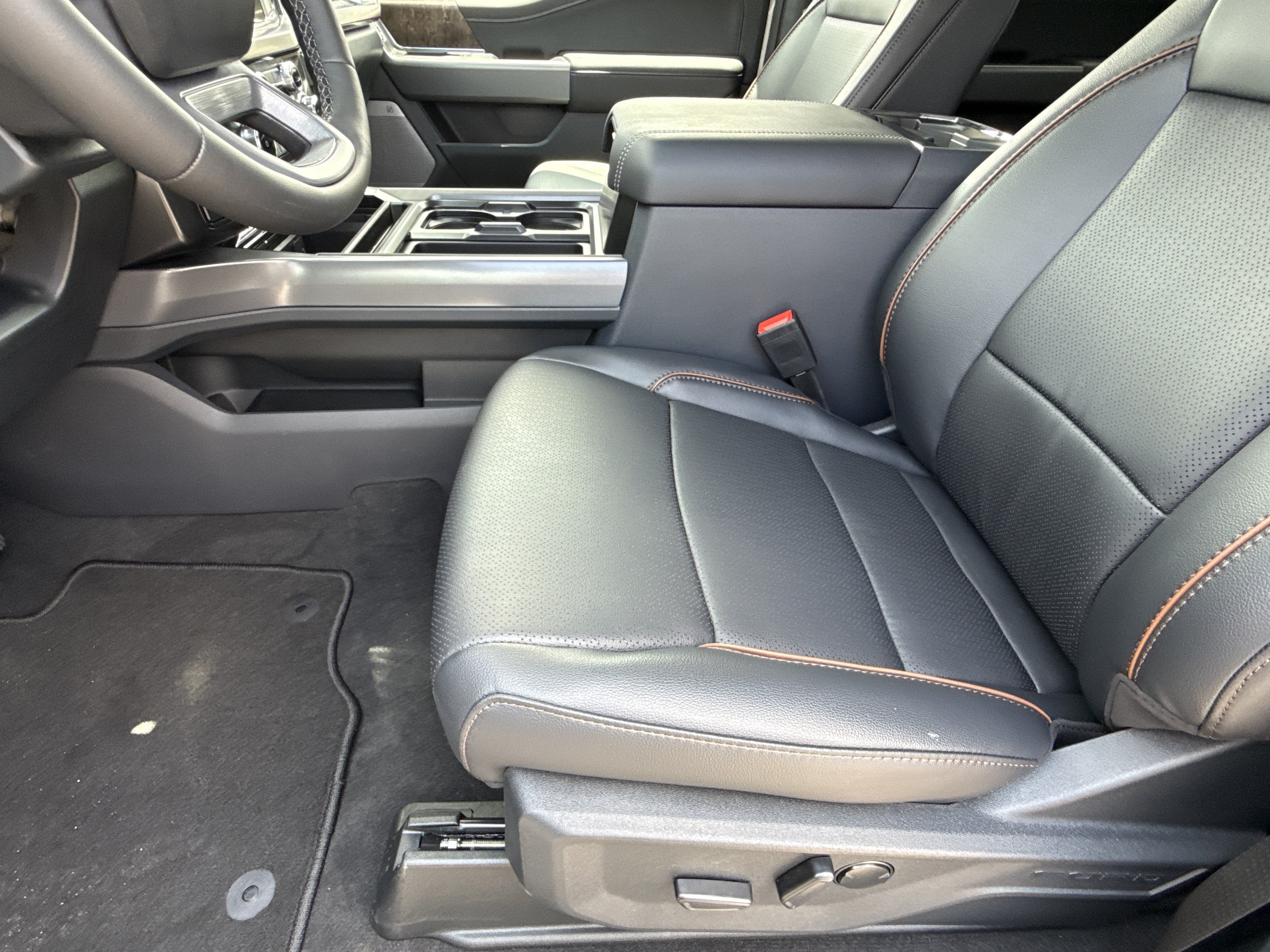 2026 Ford Super Duty F-350 DRW LARIAT