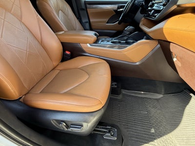 2022 Toyota Highlander Hybrid Platinum