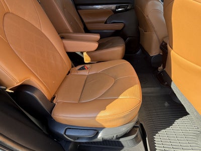 2022 Toyota Highlander Hybrid Platinum