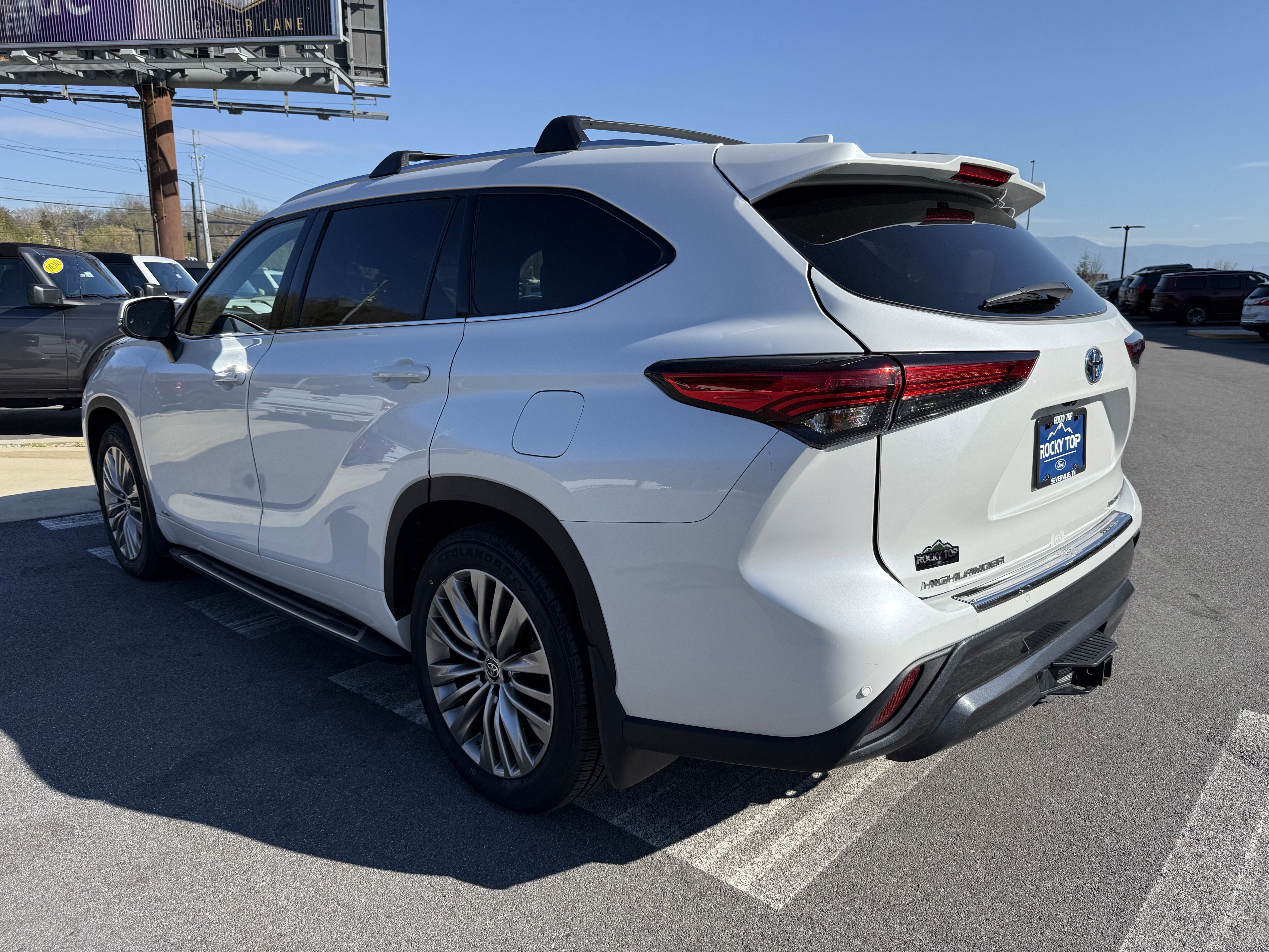 2022 Toyota Highlander Hybrid Platinum