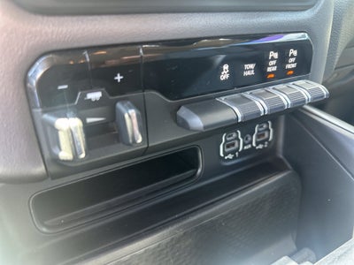 2020 RAM 1500 Big Horn Crew Cab 4x4 5'7' Box
