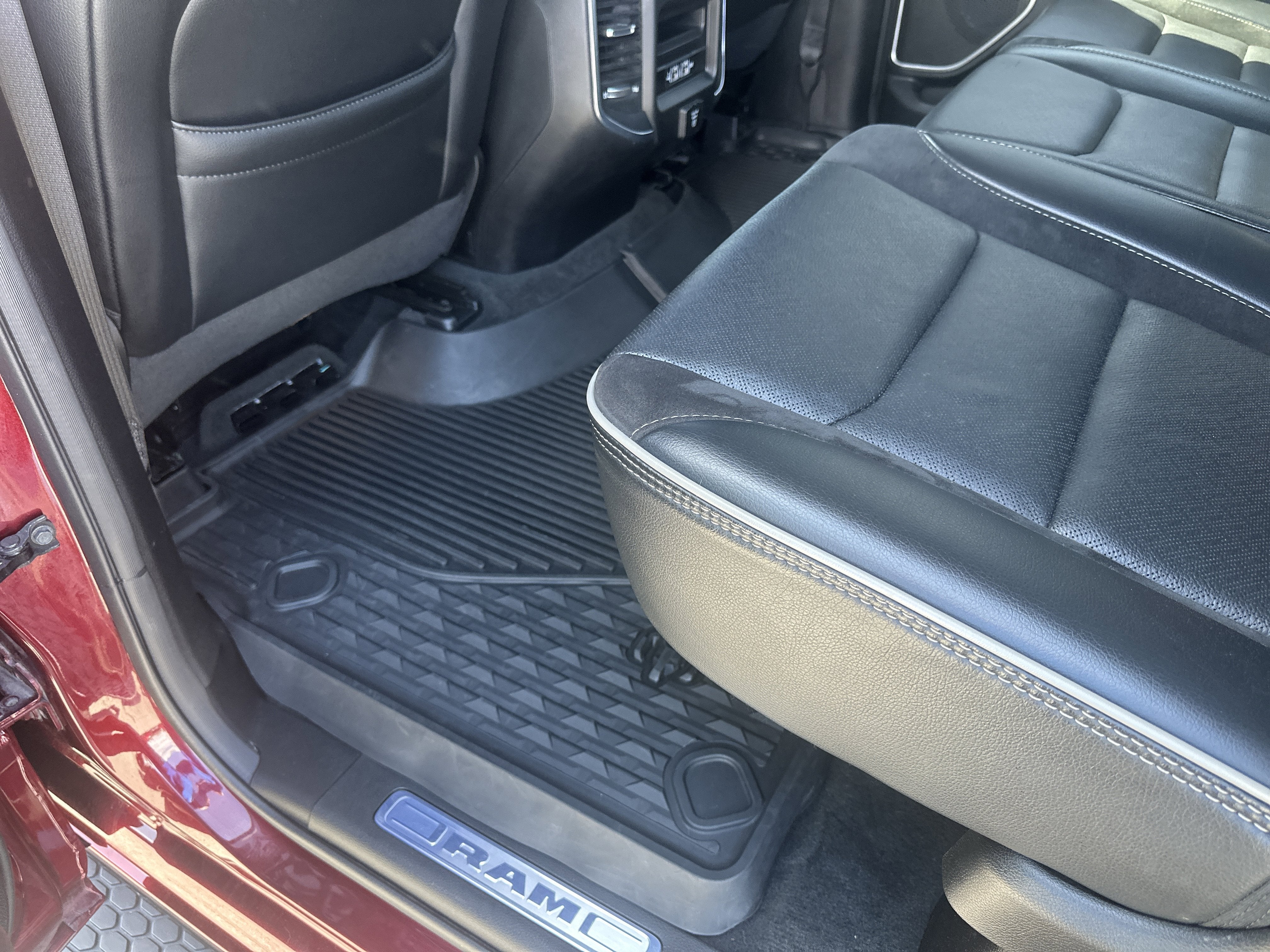 2020 RAM 1500 Laramie Crew Cab 4x4 5'7' Box