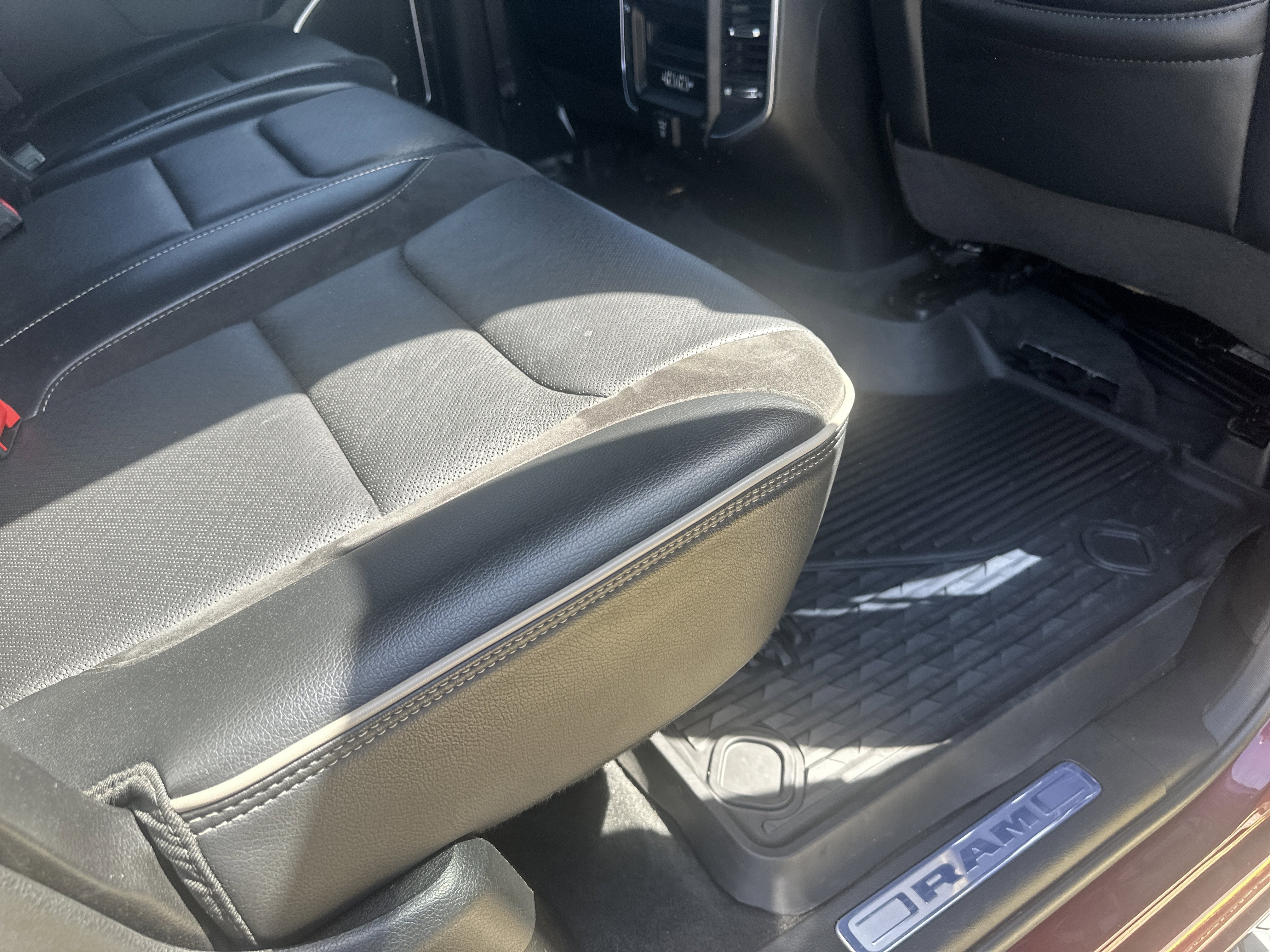 2020 RAM 1500 Laramie Crew Cab 4x4 5'7' Box