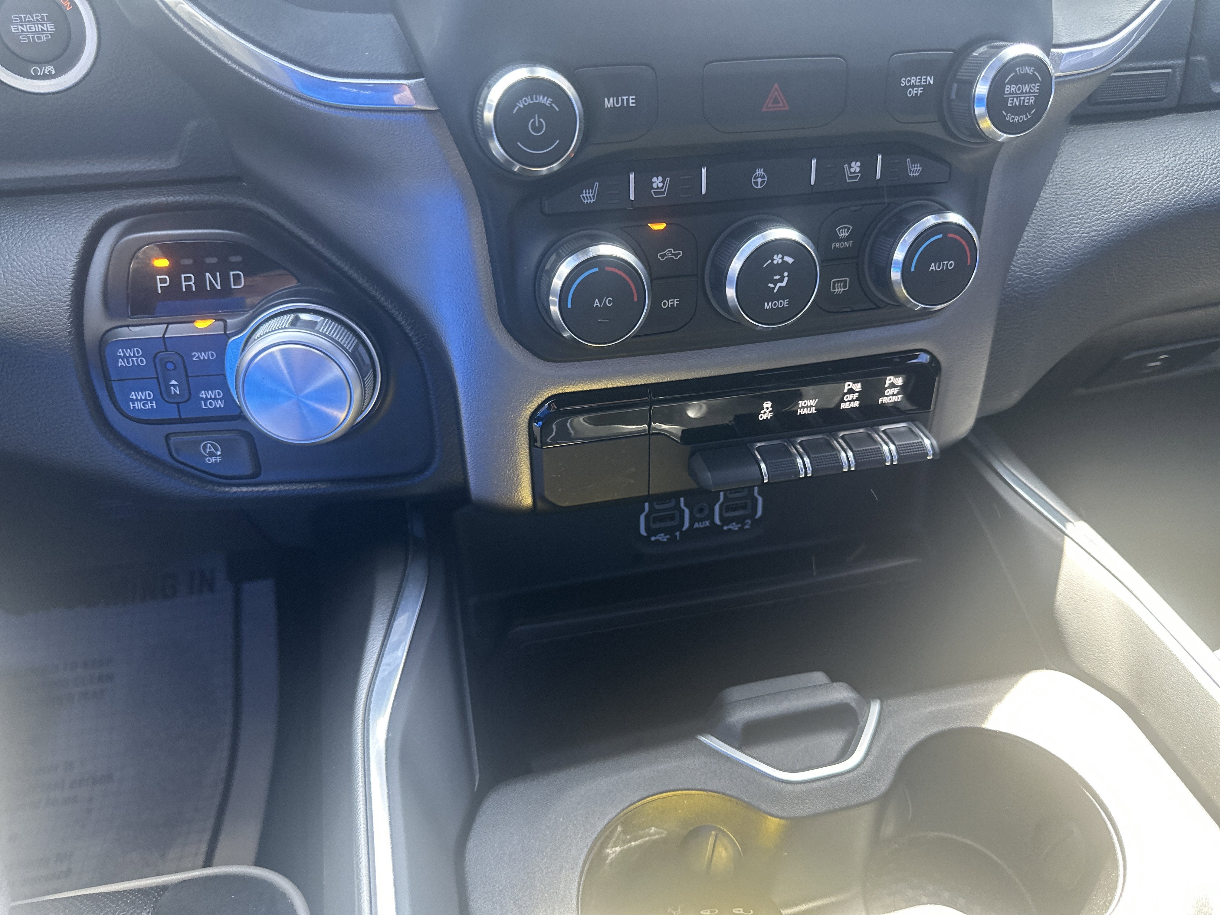2020 RAM 1500 Laramie Crew Cab 4x4 5'7' Box