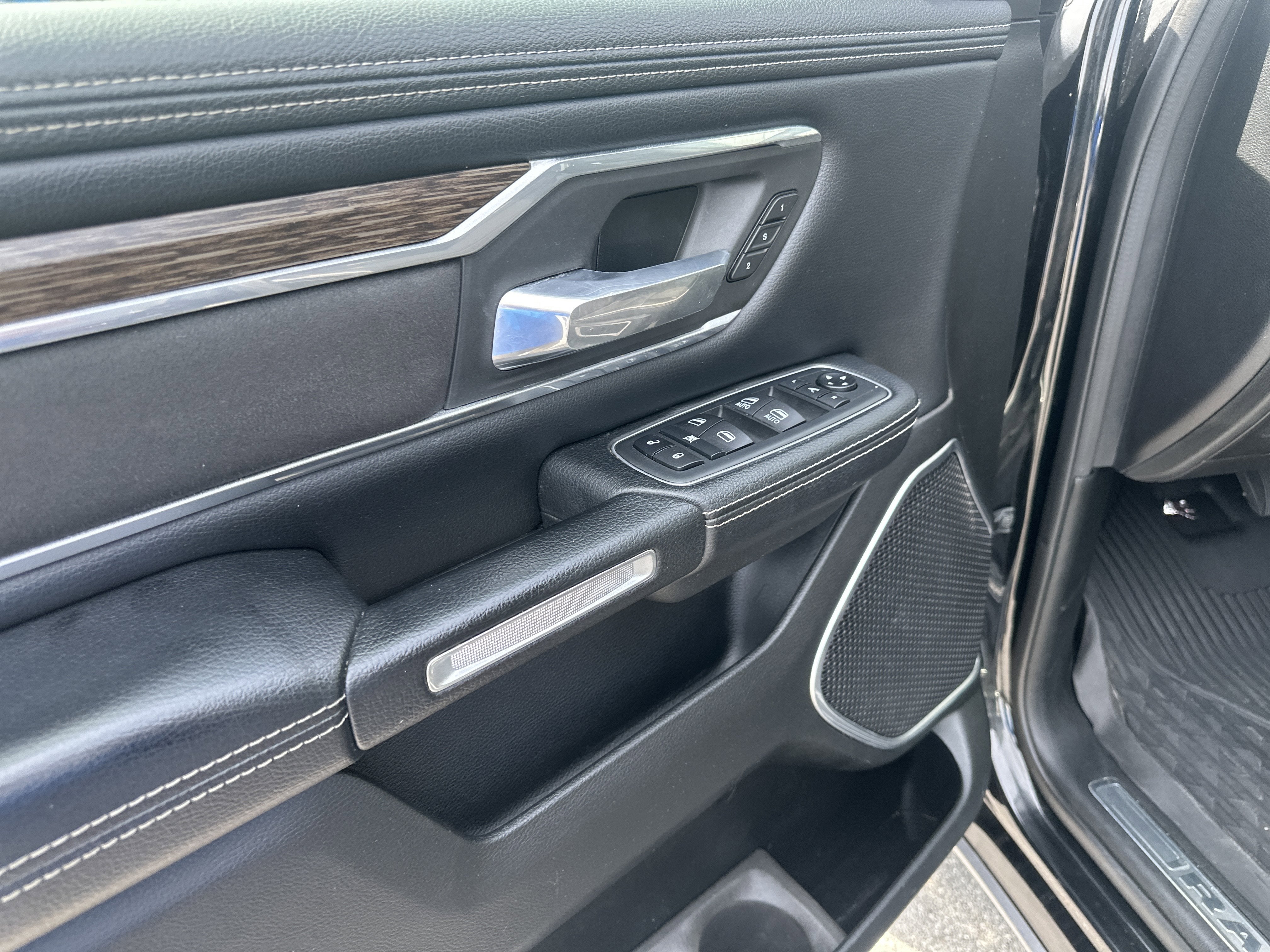 2020 RAM 1500 Laramie Crew Cab 4x4 5'7' Box