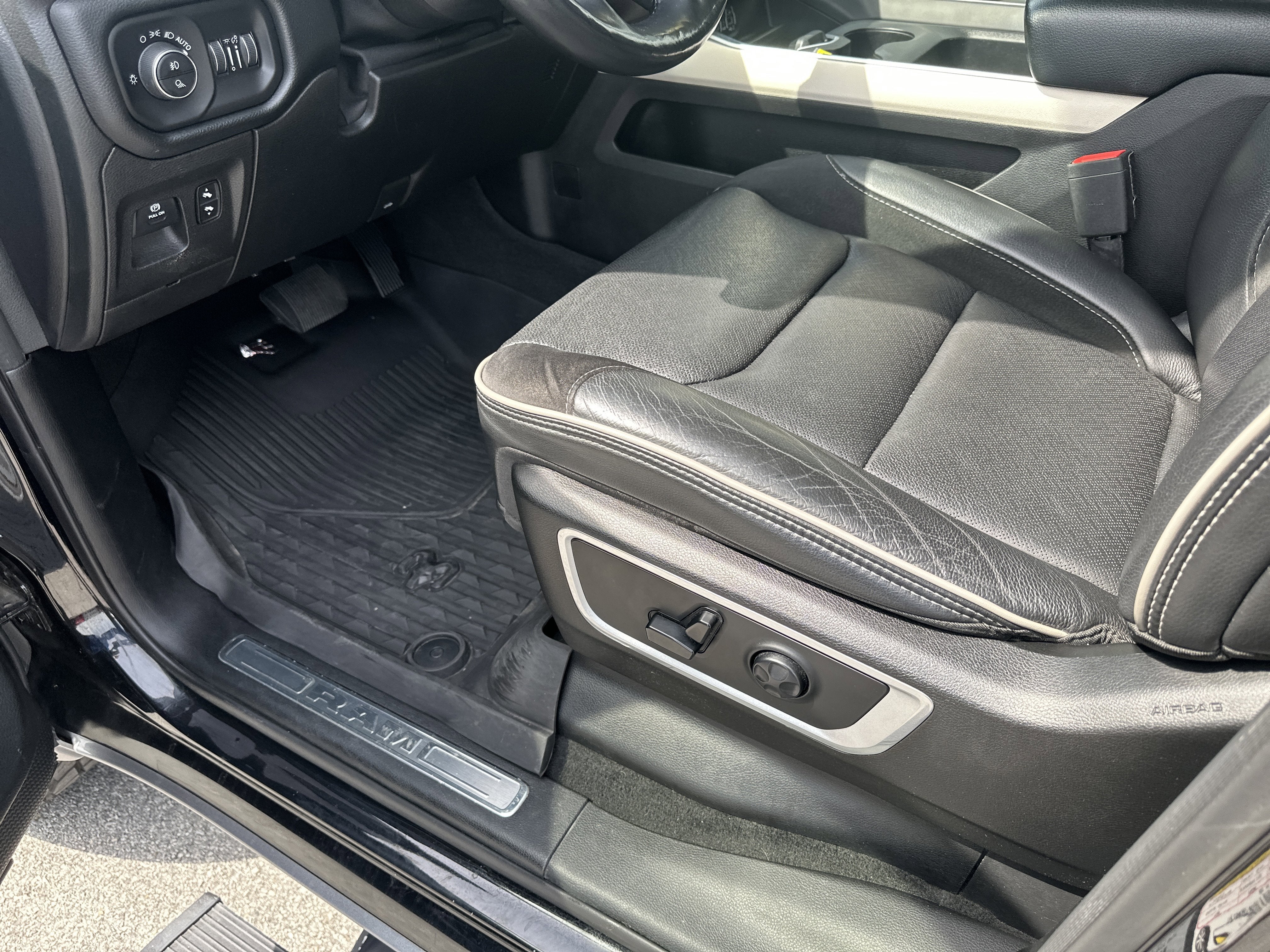2020 RAM 1500 Laramie Crew Cab 4x4 5'7' Box