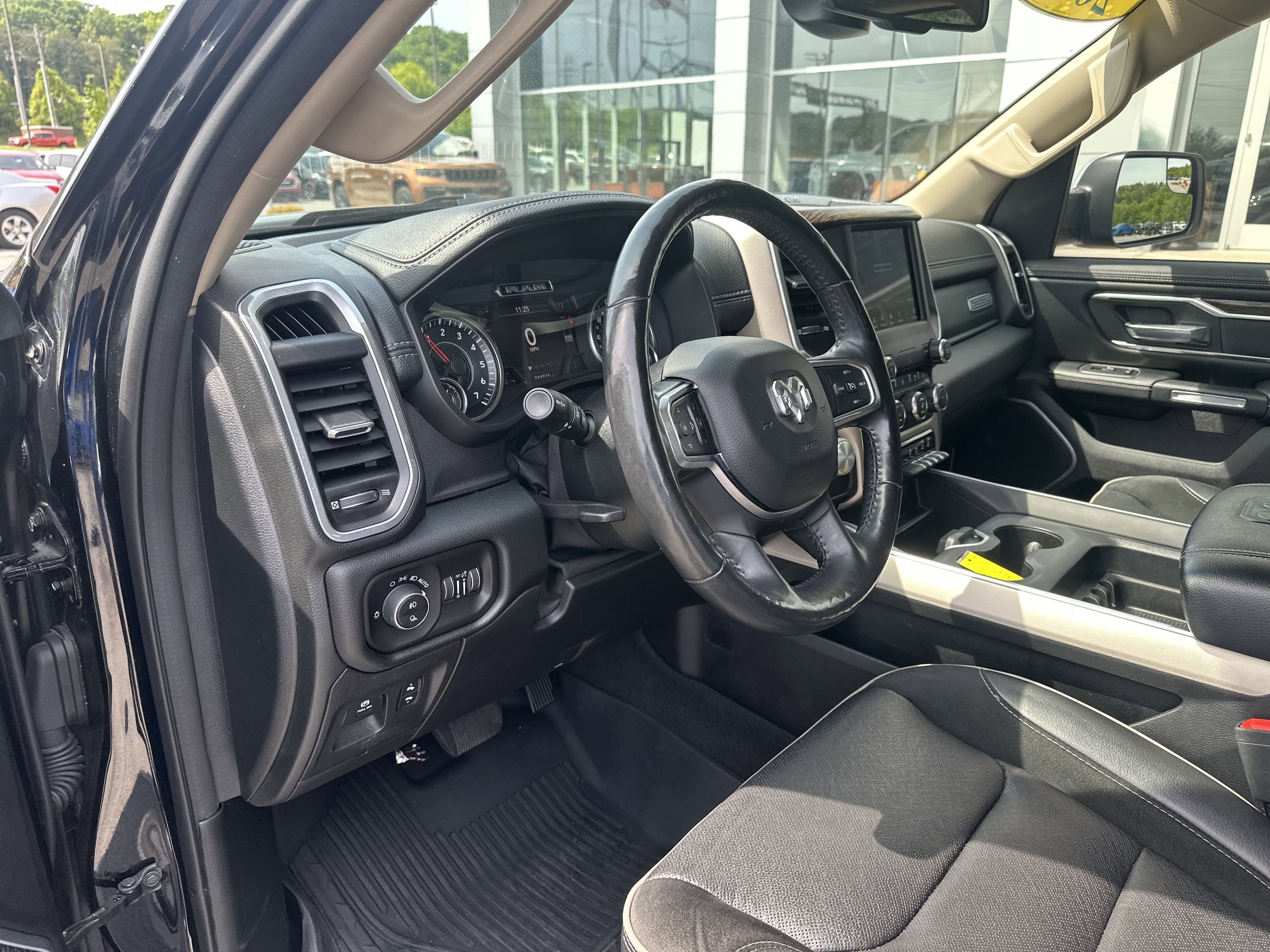 2020 RAM 1500 Laramie Crew Cab 4x4 5'7' Box