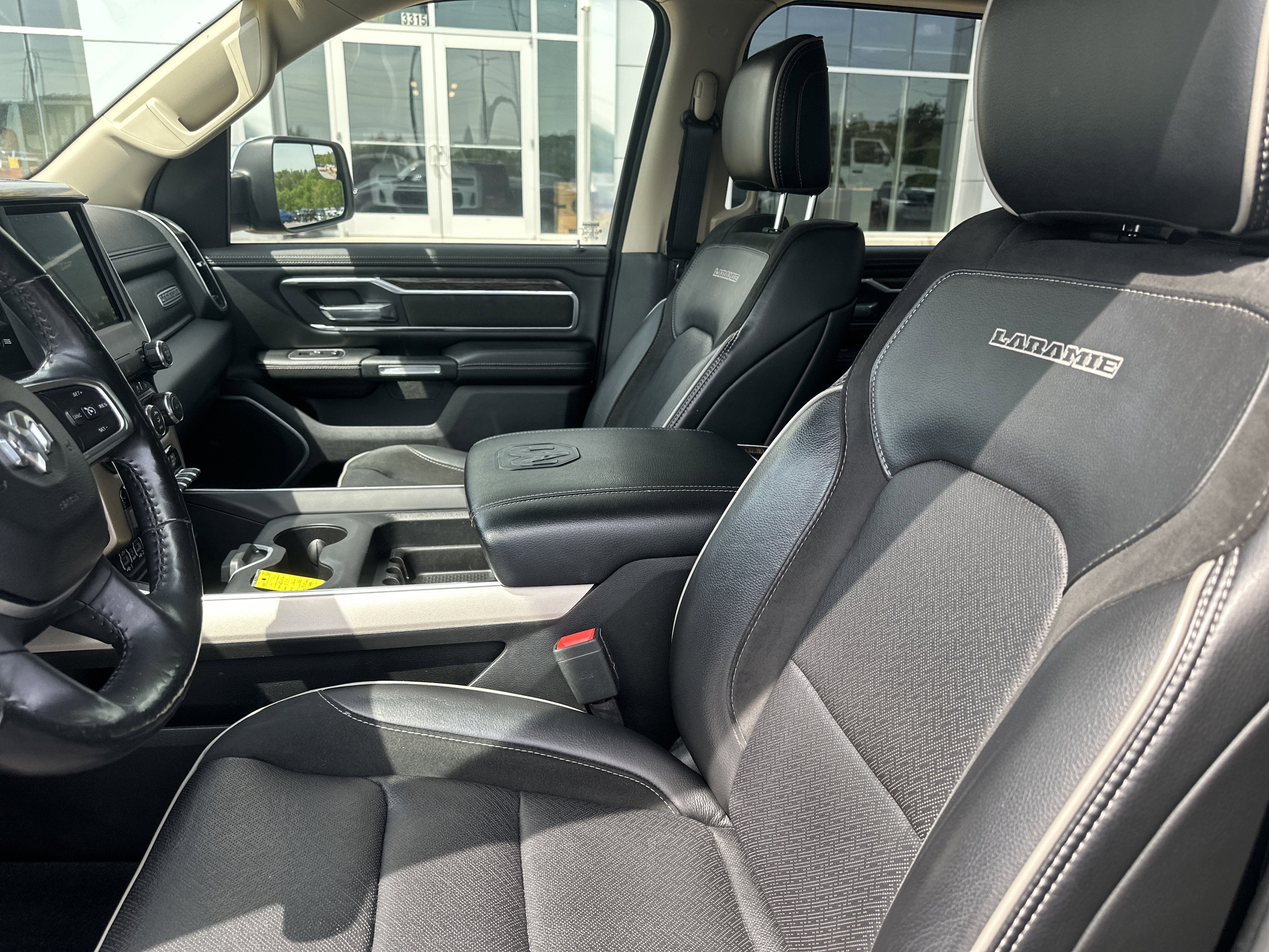 2020 RAM 1500 Laramie Crew Cab 4x4 5'7' Box