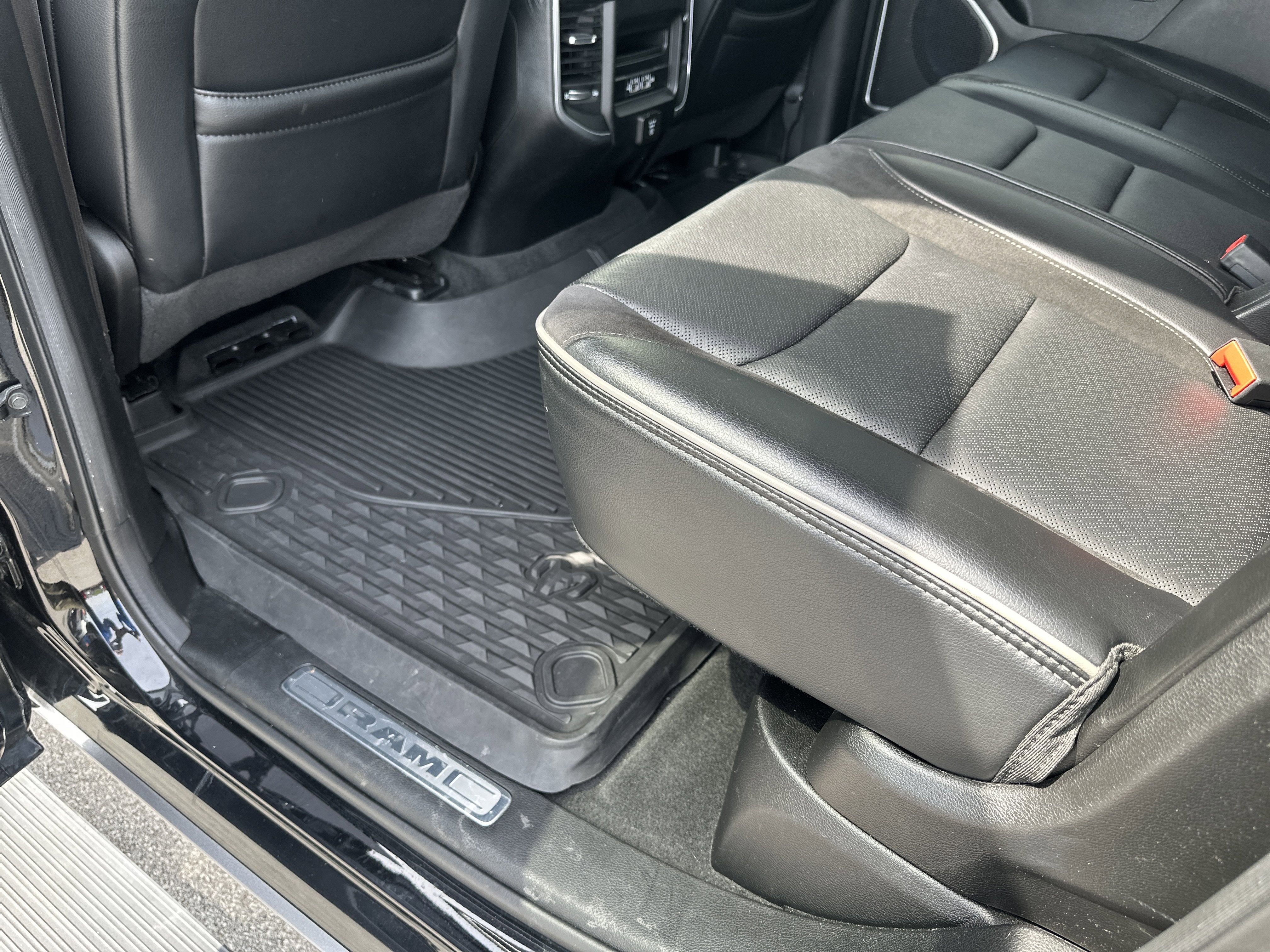 2020 RAM 1500 Laramie Crew Cab 4x4 5'7' Box