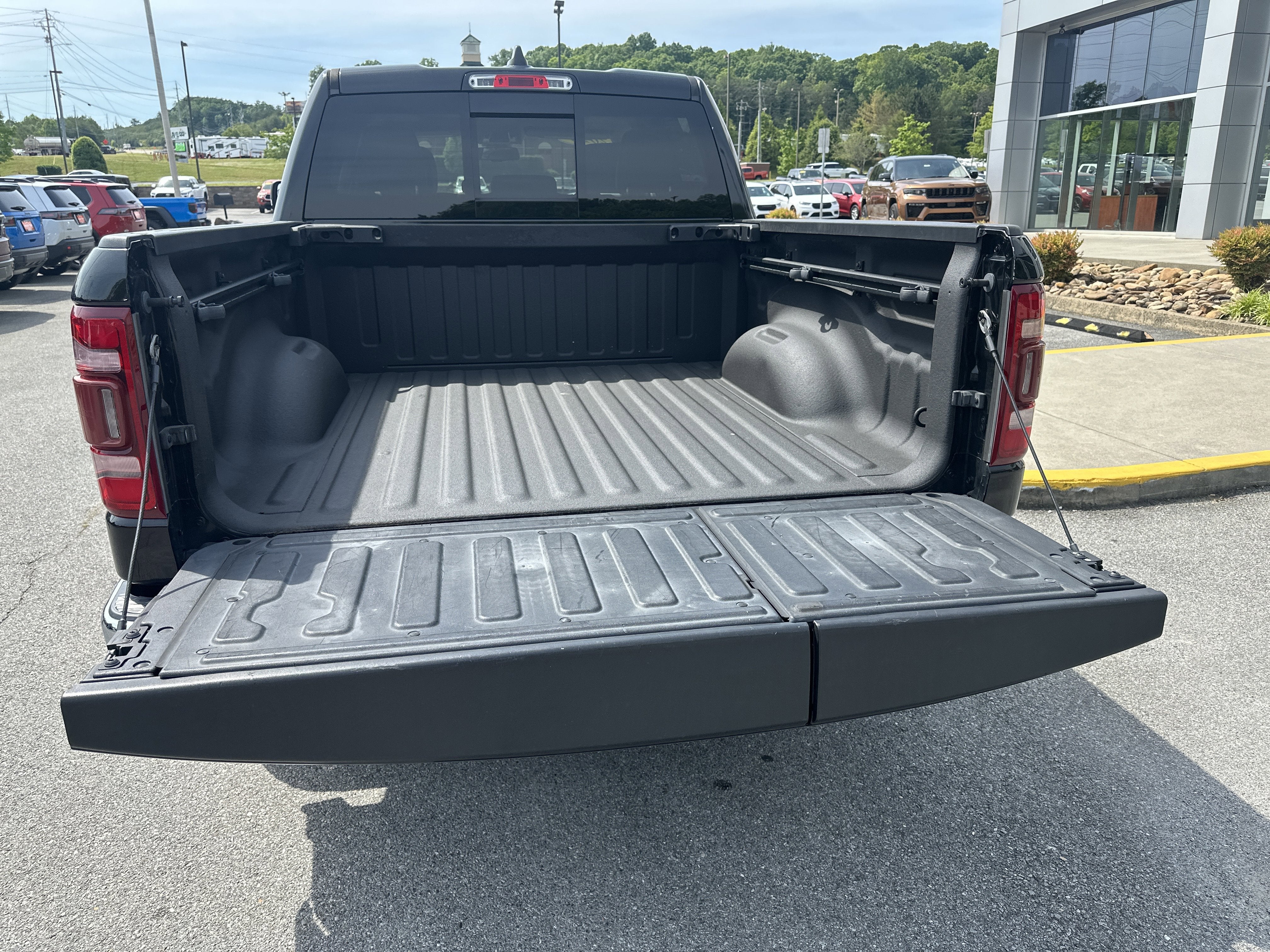 2020 RAM 1500 Laramie Crew Cab 4x4 5'7' Box