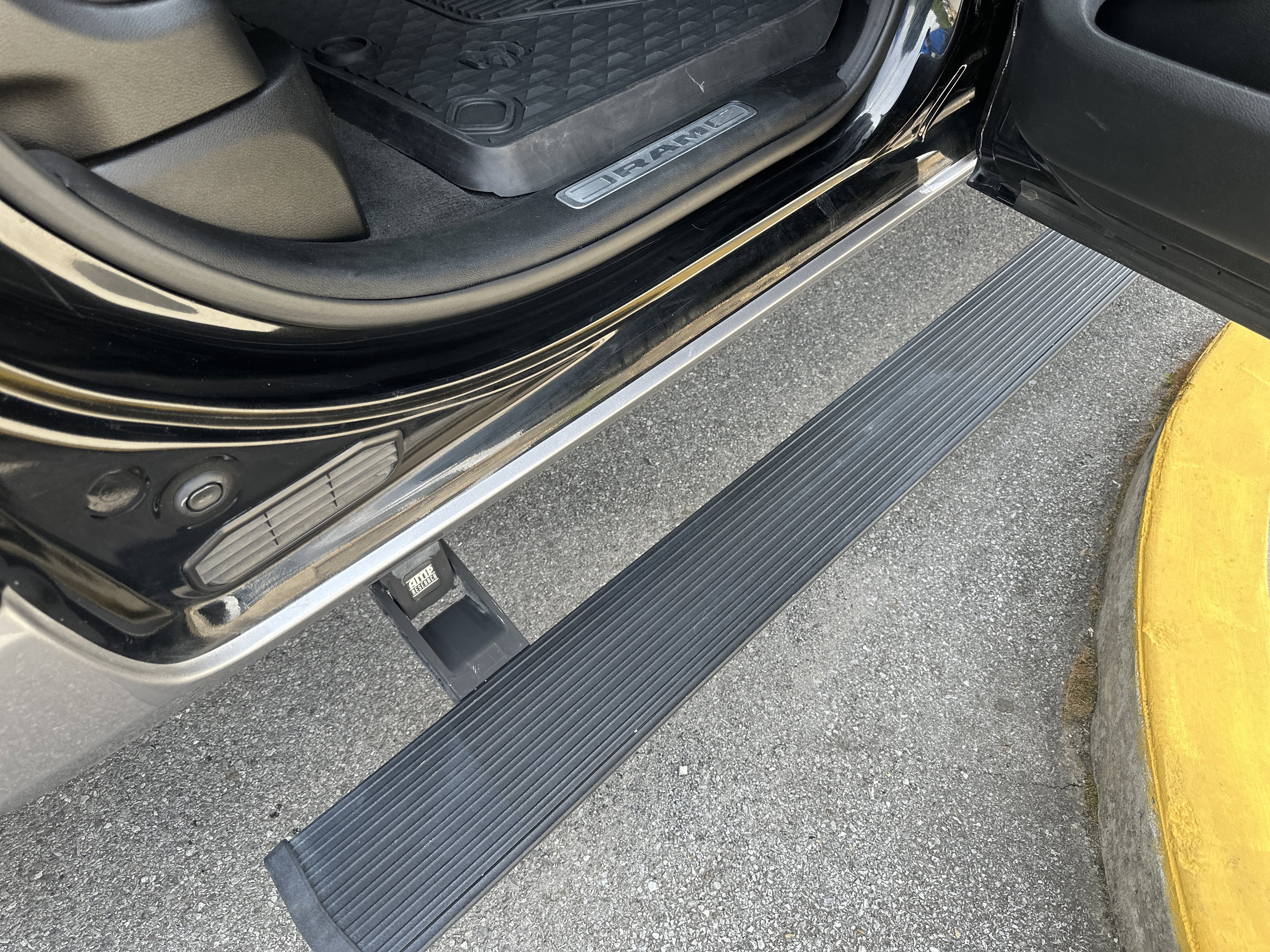 2020 RAM 1500 Laramie Crew Cab 4x4 5'7' Box