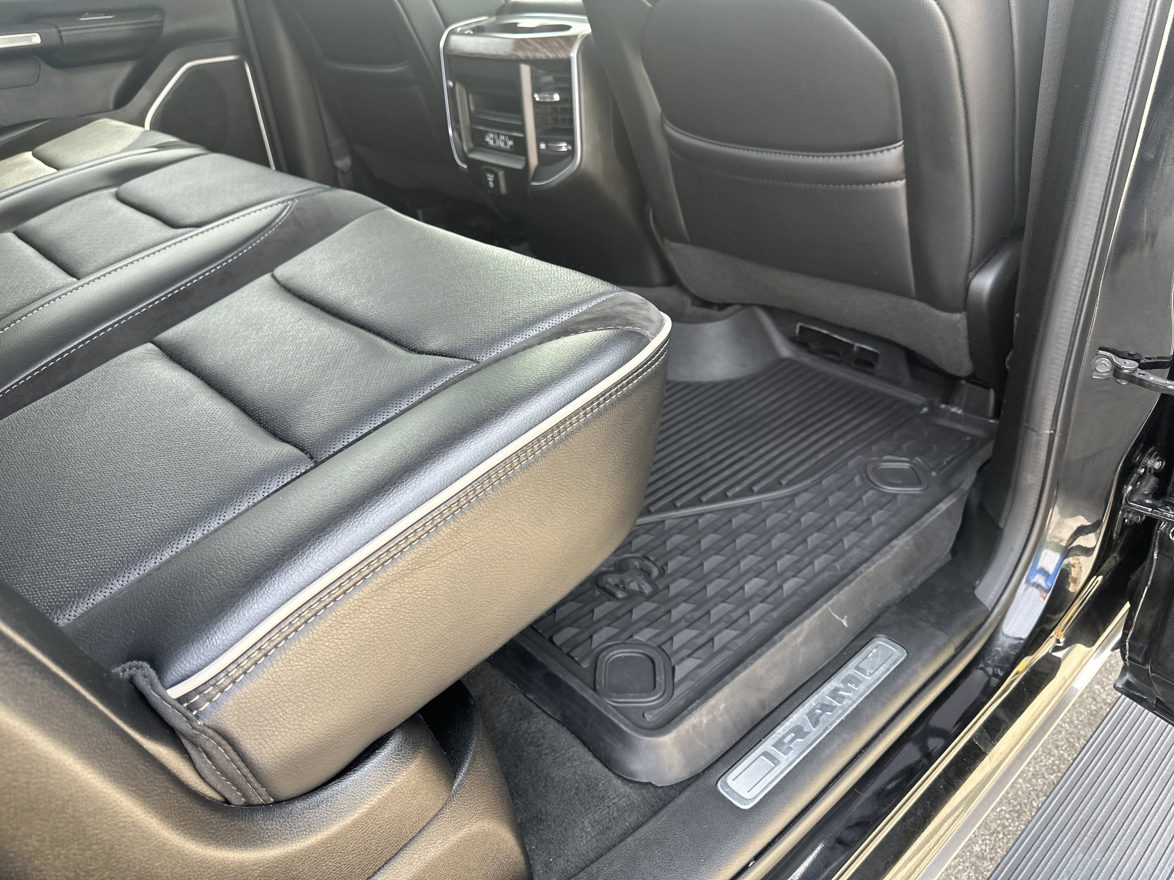 2020 RAM 1500 Laramie Crew Cab 4x4 5'7' Box