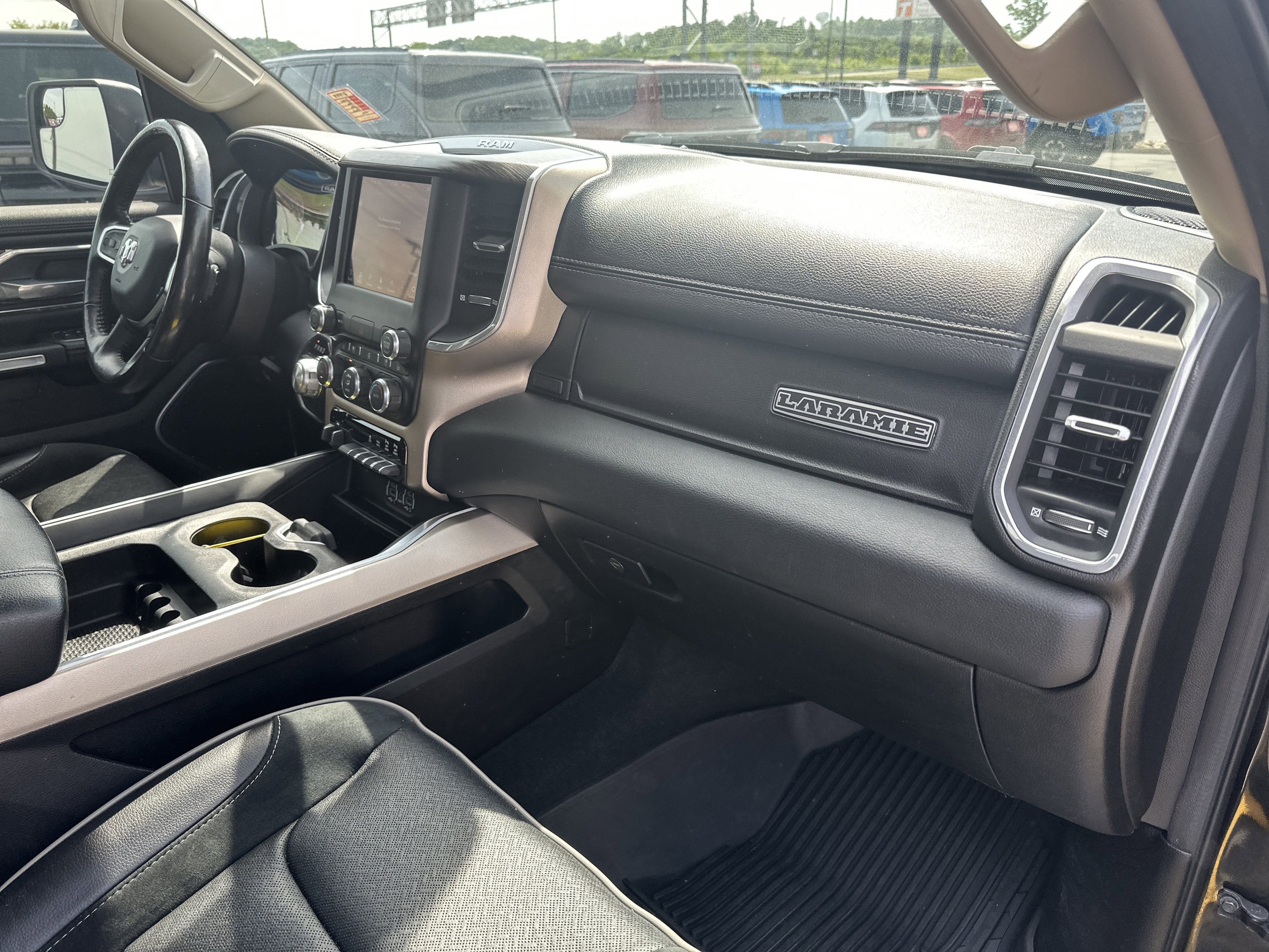 2020 RAM 1500 Laramie Crew Cab 4x4 5'7' Box