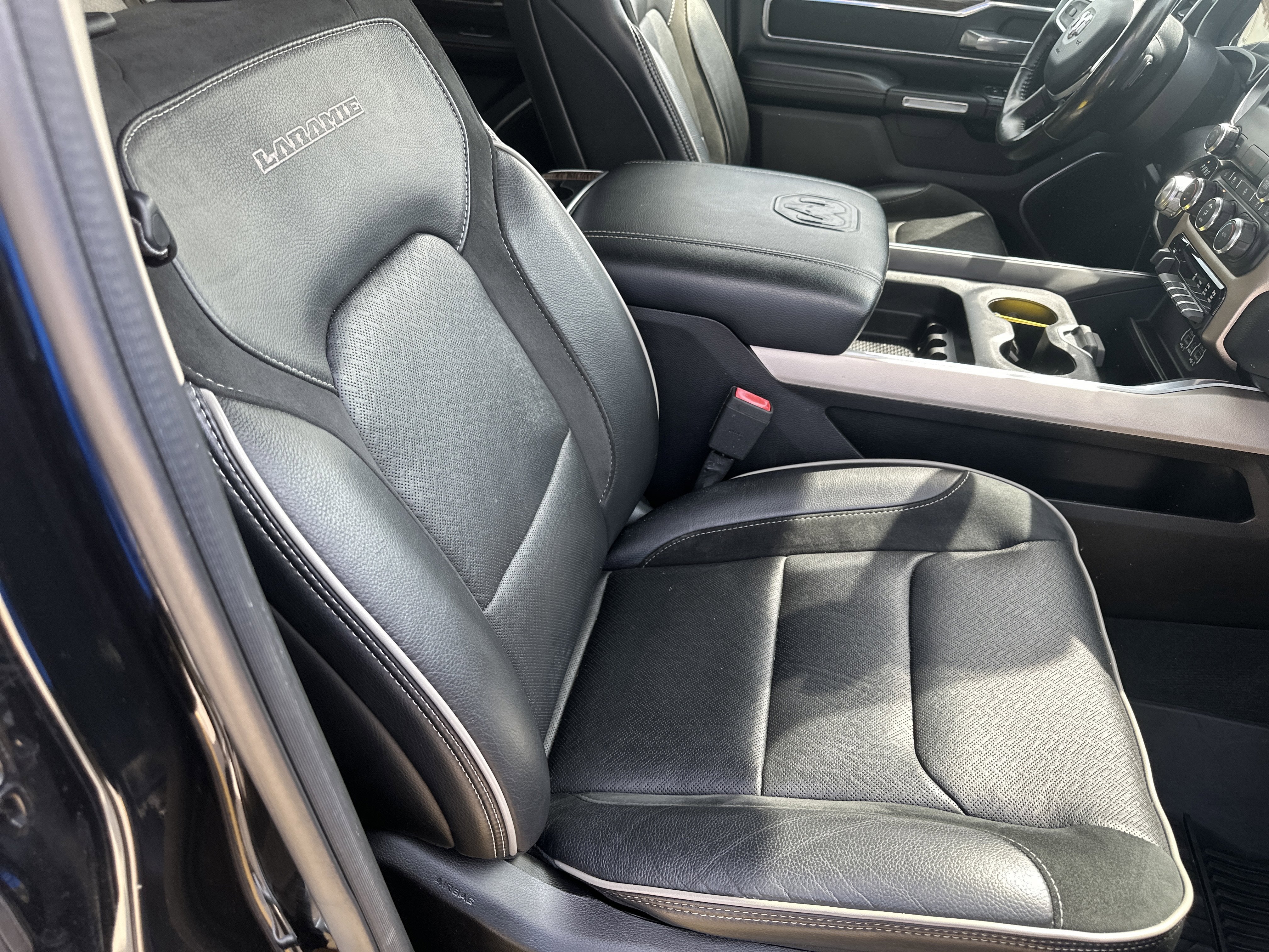 2020 RAM 1500 Laramie Crew Cab 4x4 5'7' Box