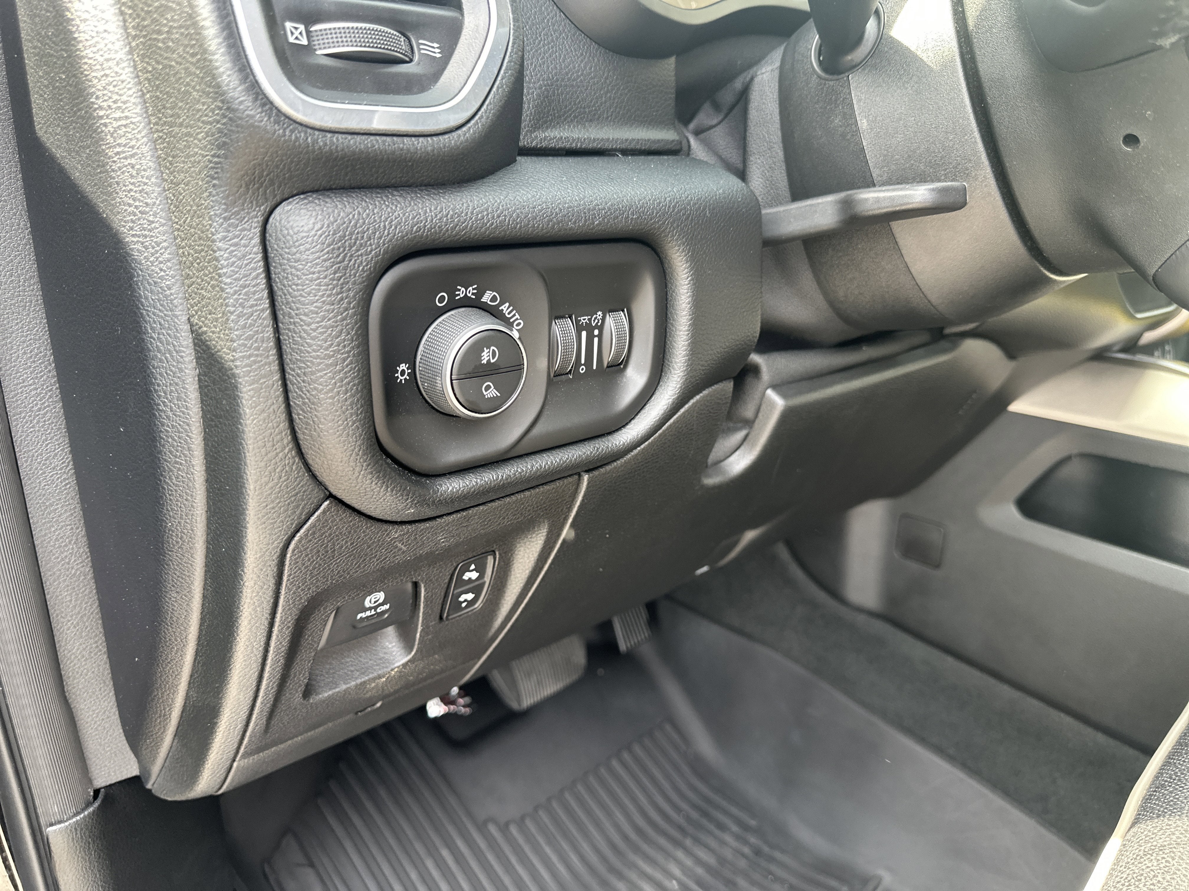 2020 RAM 1500 Laramie Crew Cab 4x4 5'7' Box